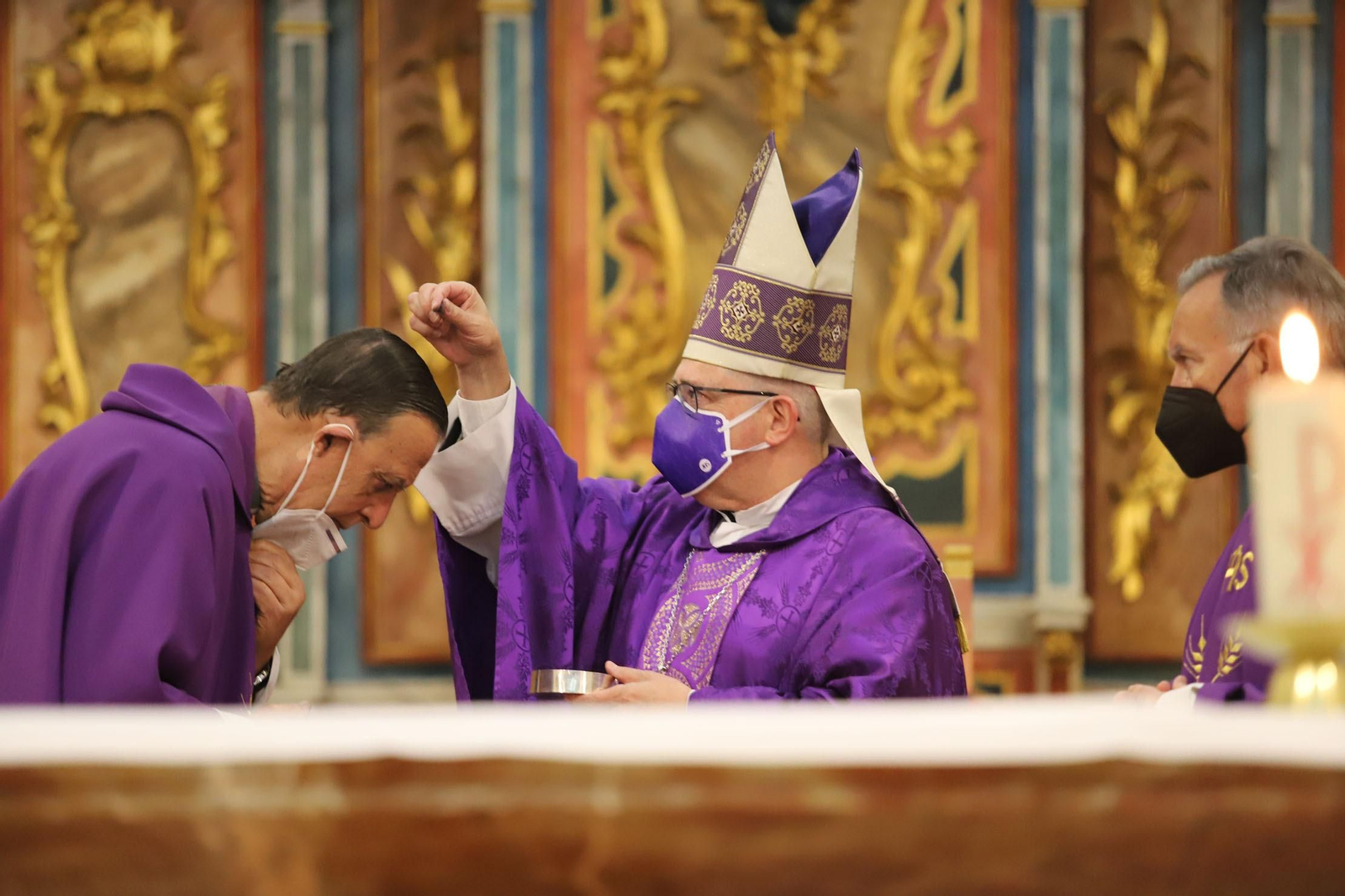 Imágenes de la imposición de cenizas en el inicio de la Cuaresma en la Catedral de Huelva