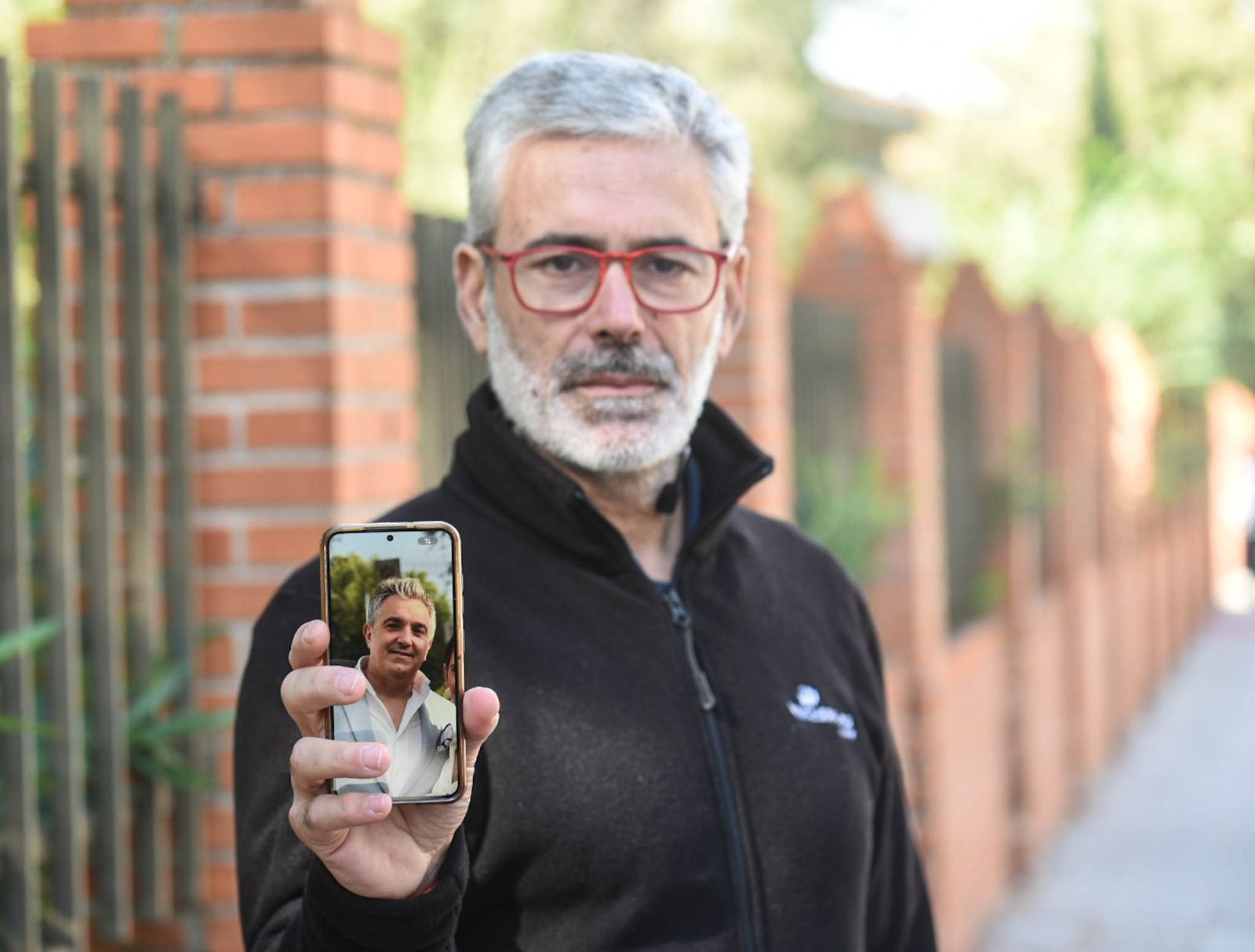 Manuel San Emeterio, con la foto de su hermano Pepe.