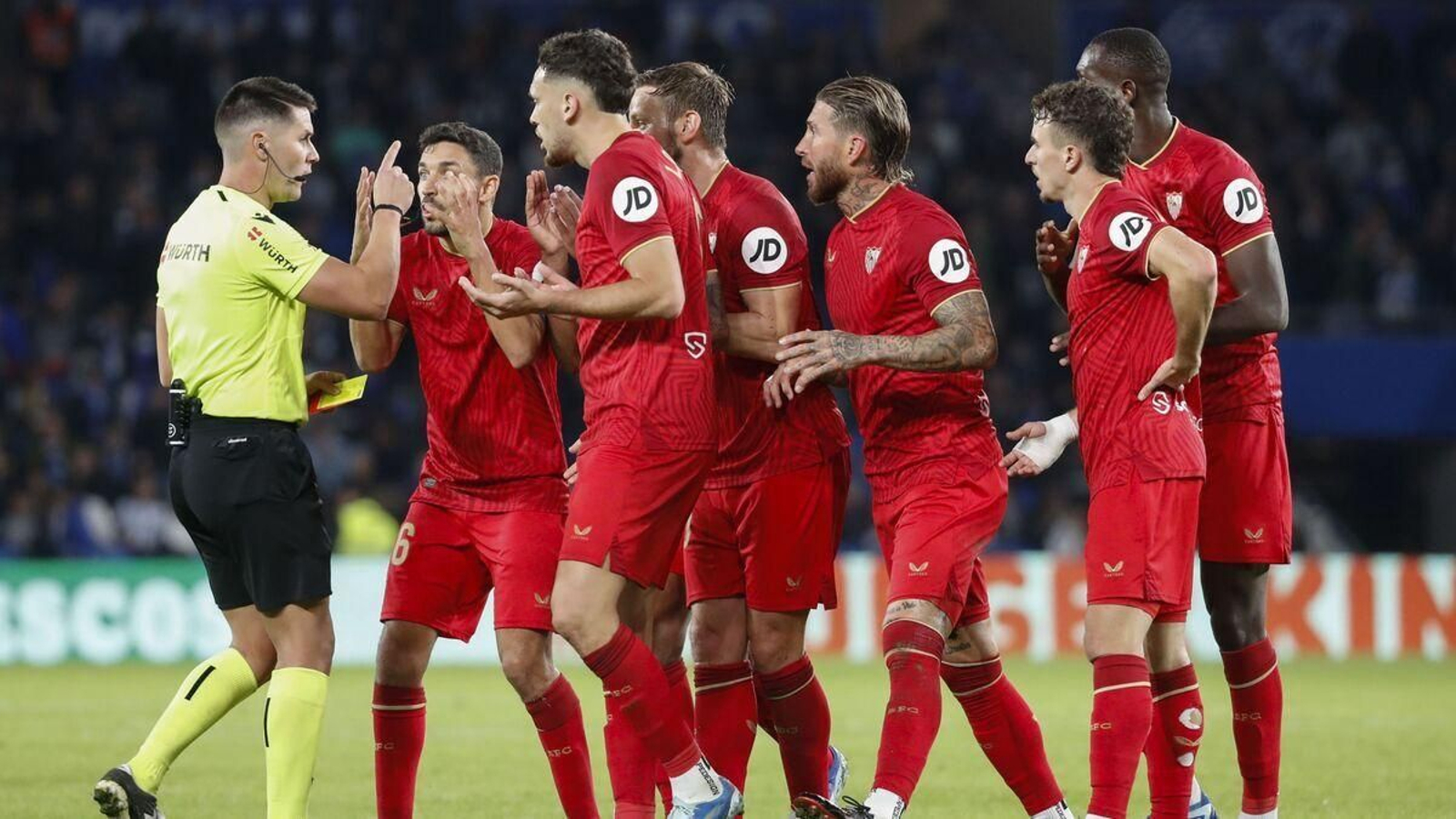Jugadores del Sevilla protestan una jugada