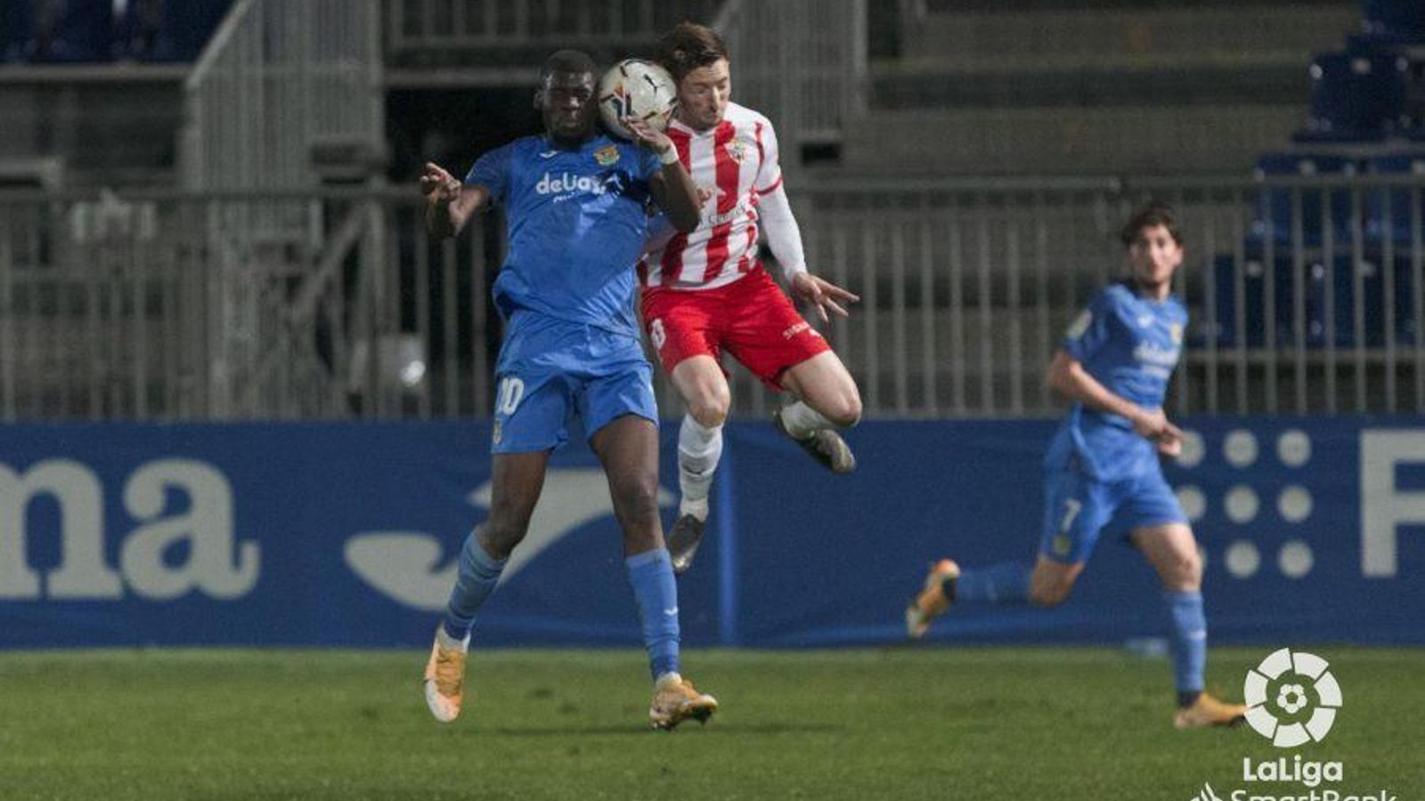 Balliu en el salto con Nteka que derivó en la acción del 1-0