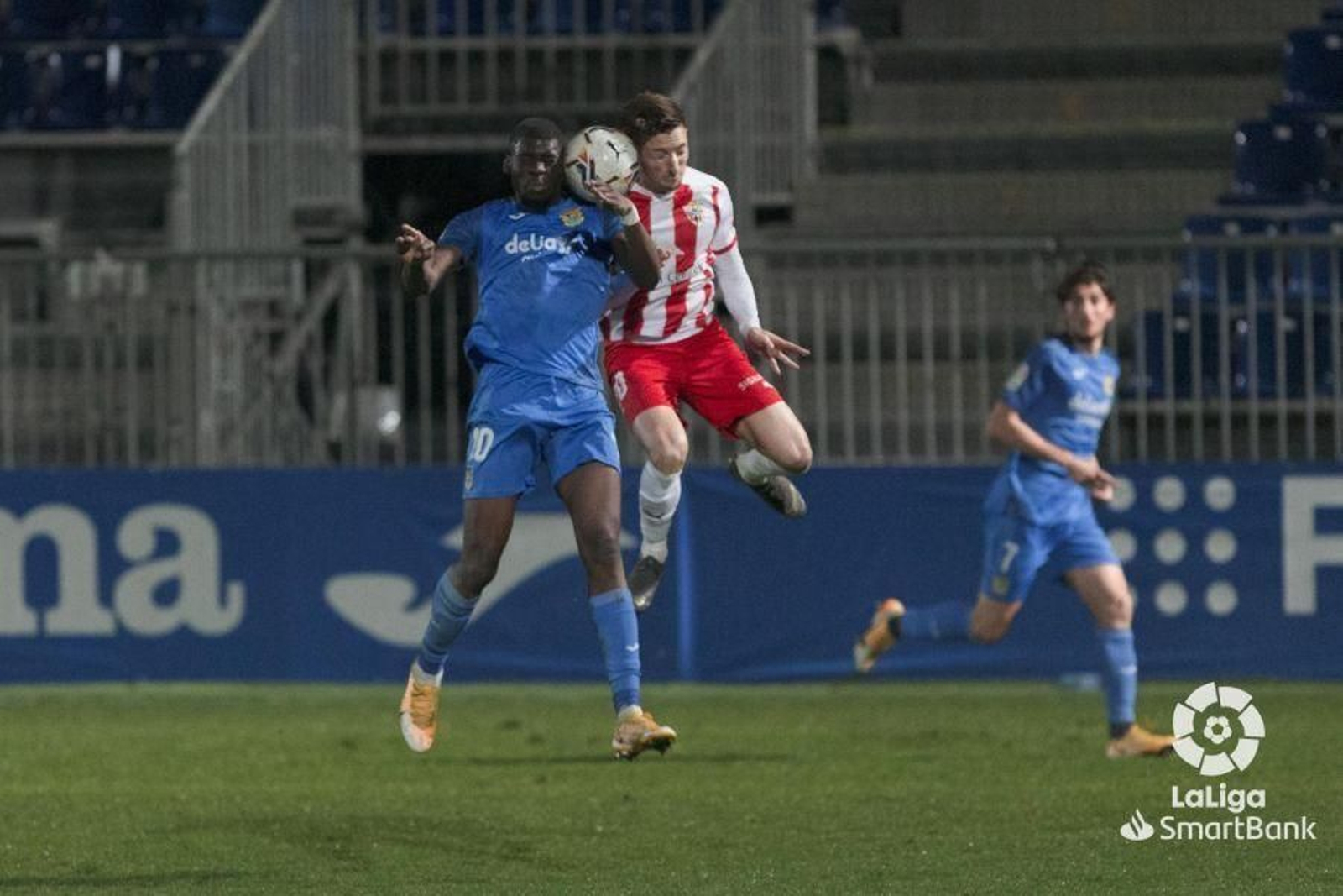 Balliu en un salto con Nteka.