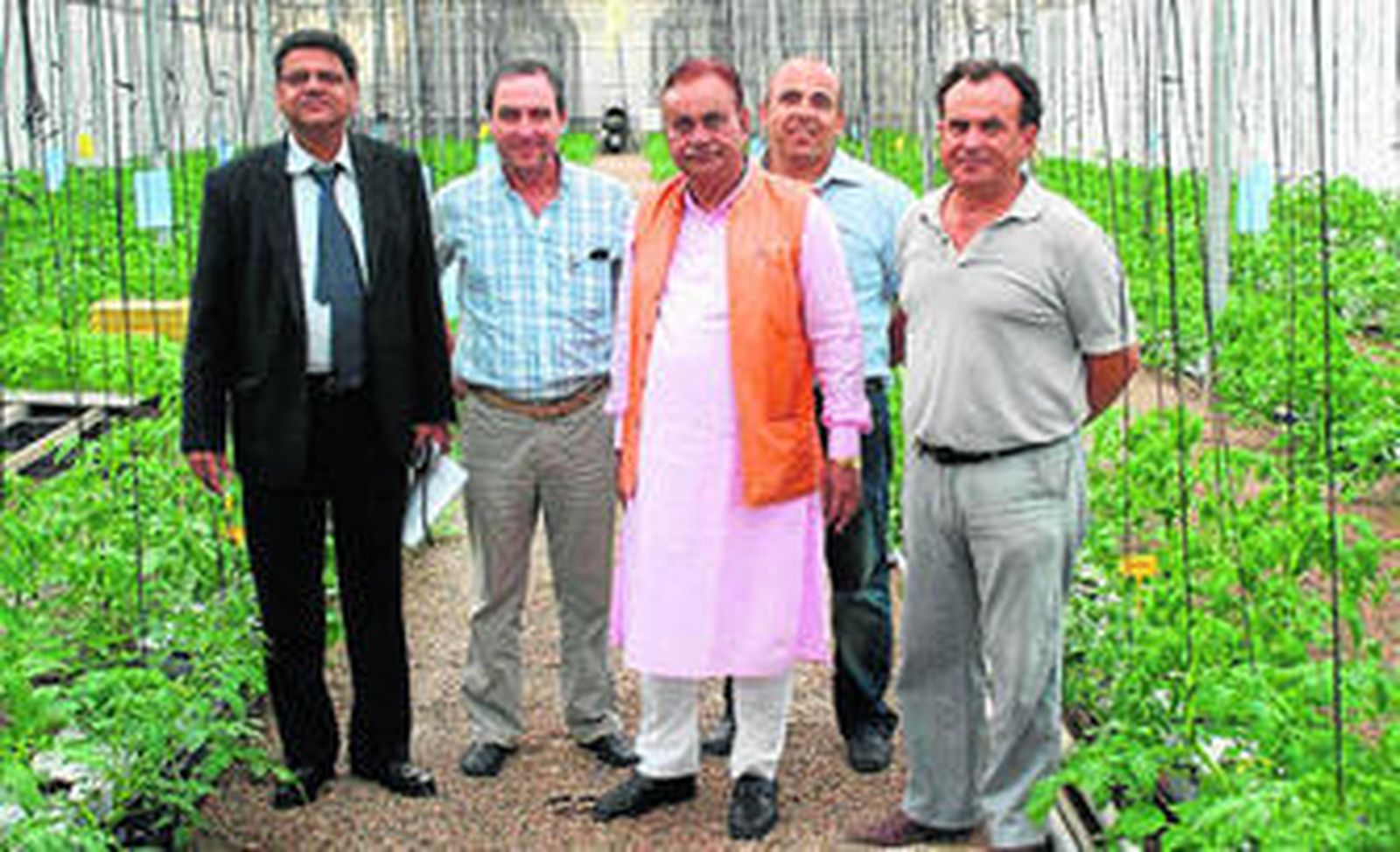 En el centro, el responsable de Exportación de Novedades Agrícolas, Lucas Galera, y el ministro Chandrashekhar Sahu (Departamento Agricultura Raipur).