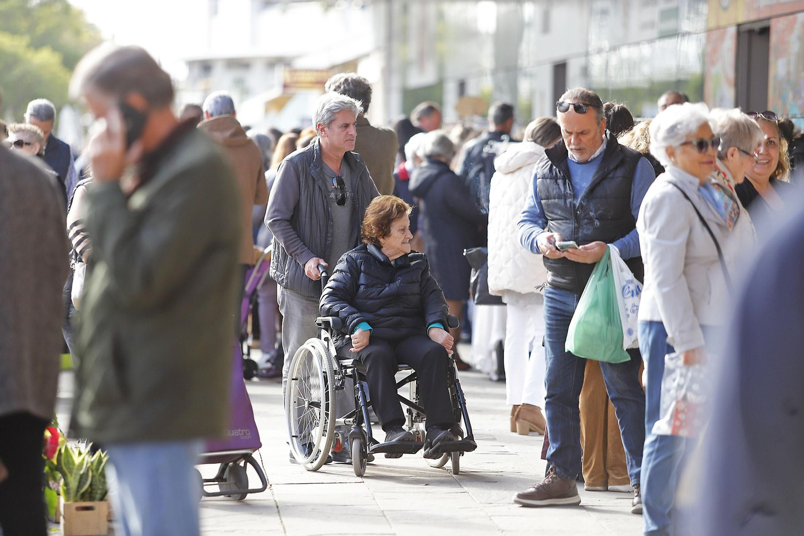Imágenes del ambiente en el zoco del Mercado del Carmen