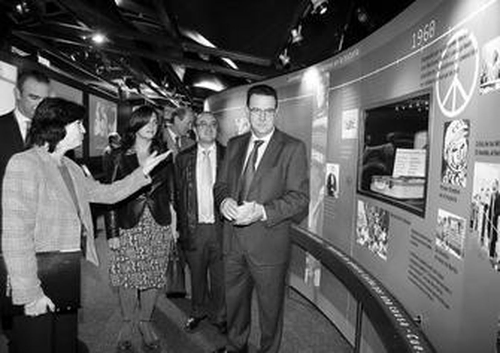 Responsables municipales y de La Caixa ayer durante la inauguración de la muestra.