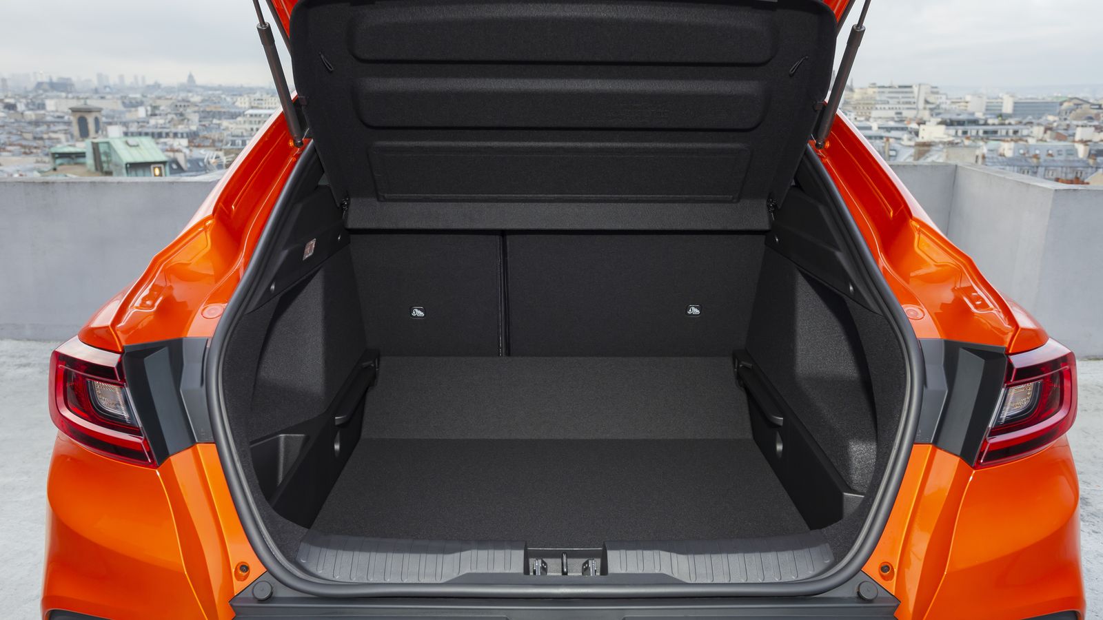 El maletero de este híbrido es más pequeño que el de otros Arkana, pero con casi 500 litros de capacidad admite poca crítica esa reducción.