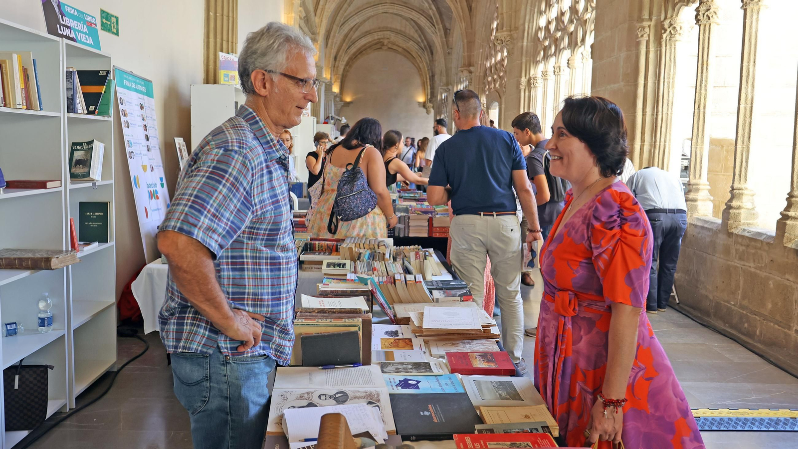 Imágenes del gran ambiente en la Feria del Libro en Jerez