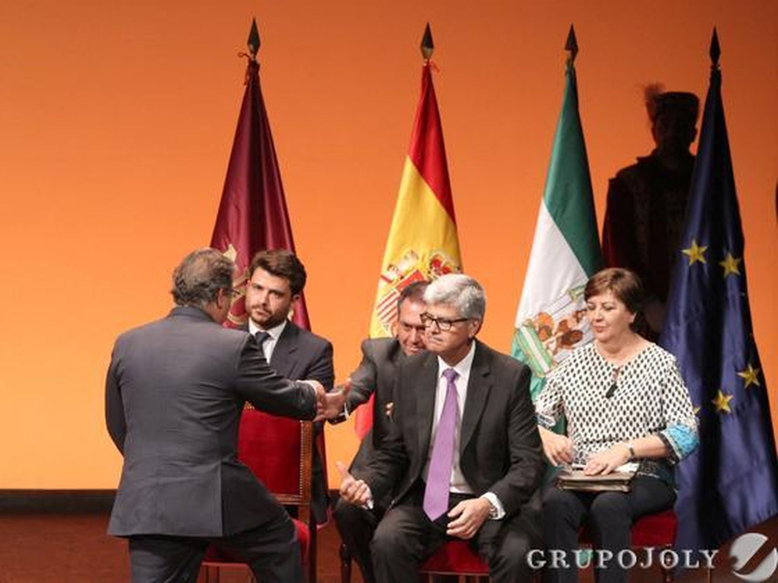 Zoido saluda al socialista Juan Espadas tras su discurso.

Foto: B. Vargas