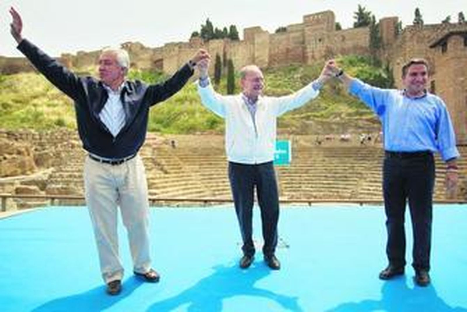 Javier Arenas, Francisco de la Torre y Elías Bendodo, ayer momentos antes del comienzo del mitin en la calle Alcazabilla.