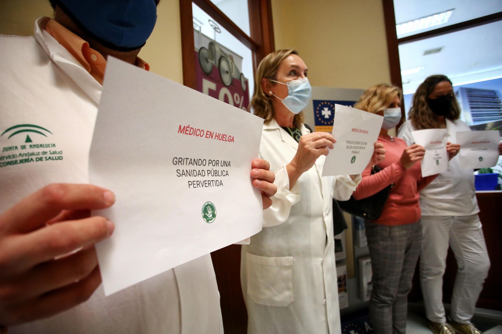 Médicos gaditanos protestando el pasado mes de octubre por el Real Decreto Ley sobre recursos humanos frente a la pandemia.