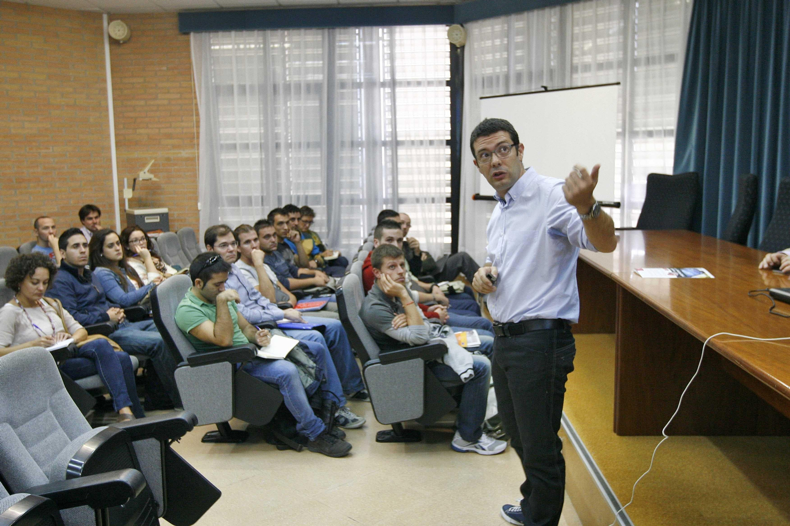 Un docente da clases en una de las aulas del campus.