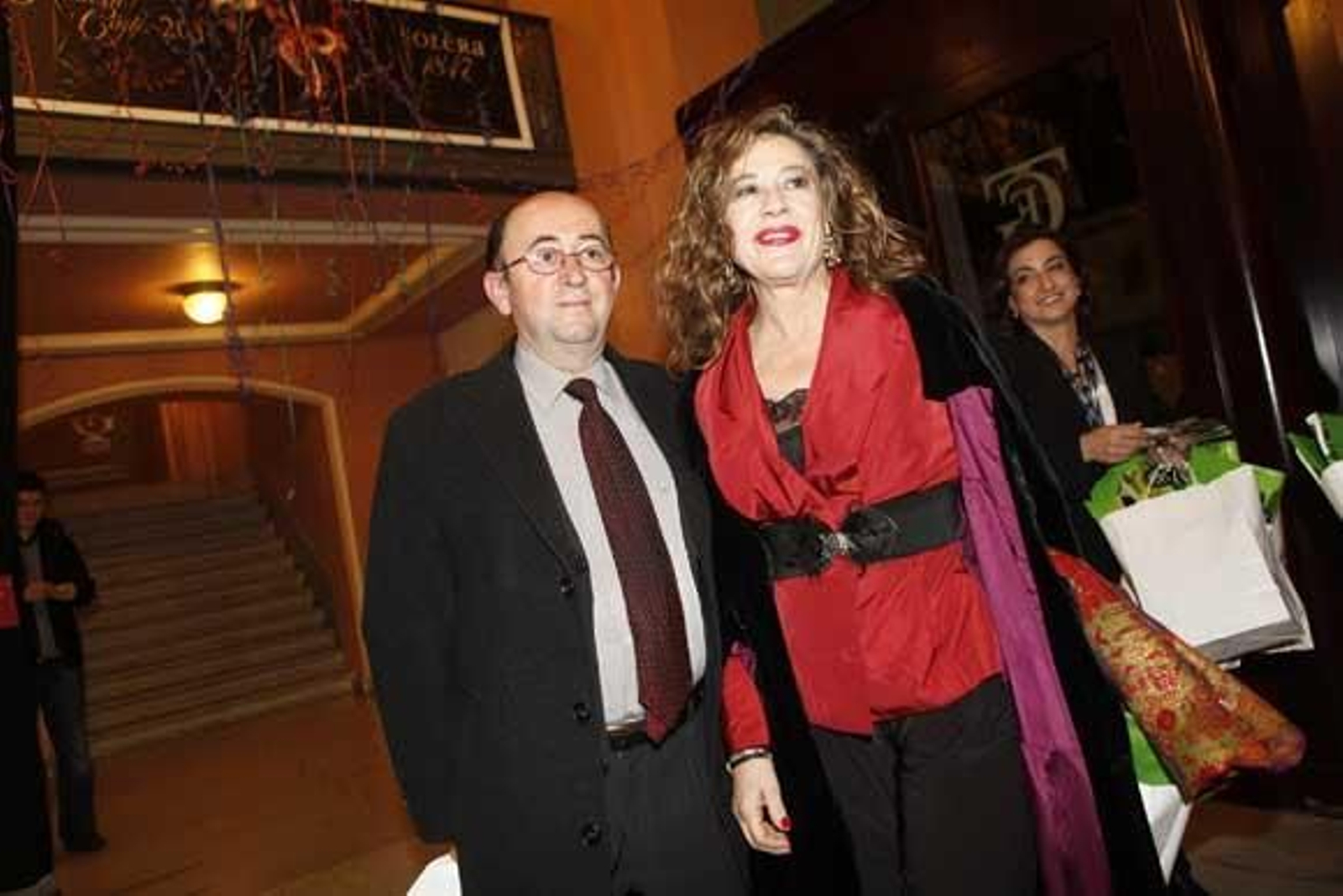 Numerosas personalidades se dieron cita en el Gran Teatro Falla para vivir la Final del COAC

Foto: Julio Gonzalez-Jesus Marin-Lourdes de Vicente