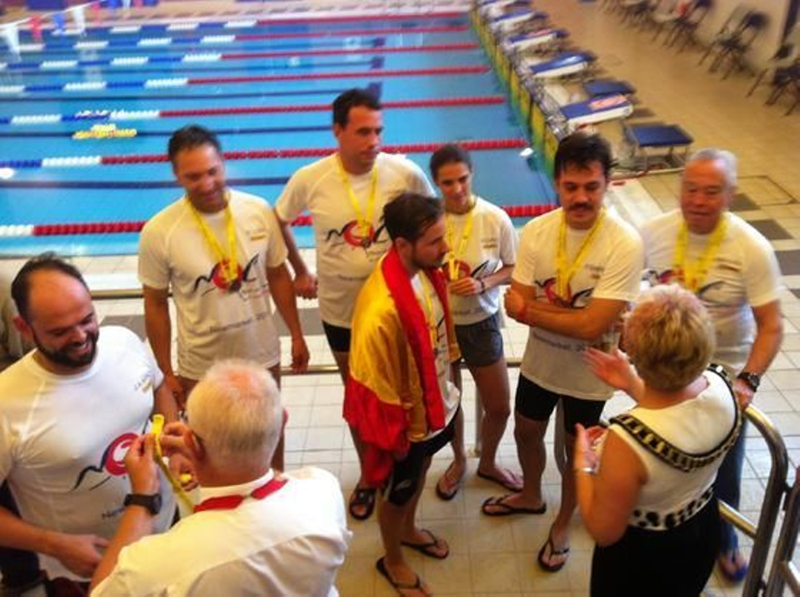 La Presidenta de la ASA conversa con el grupo de nadadores