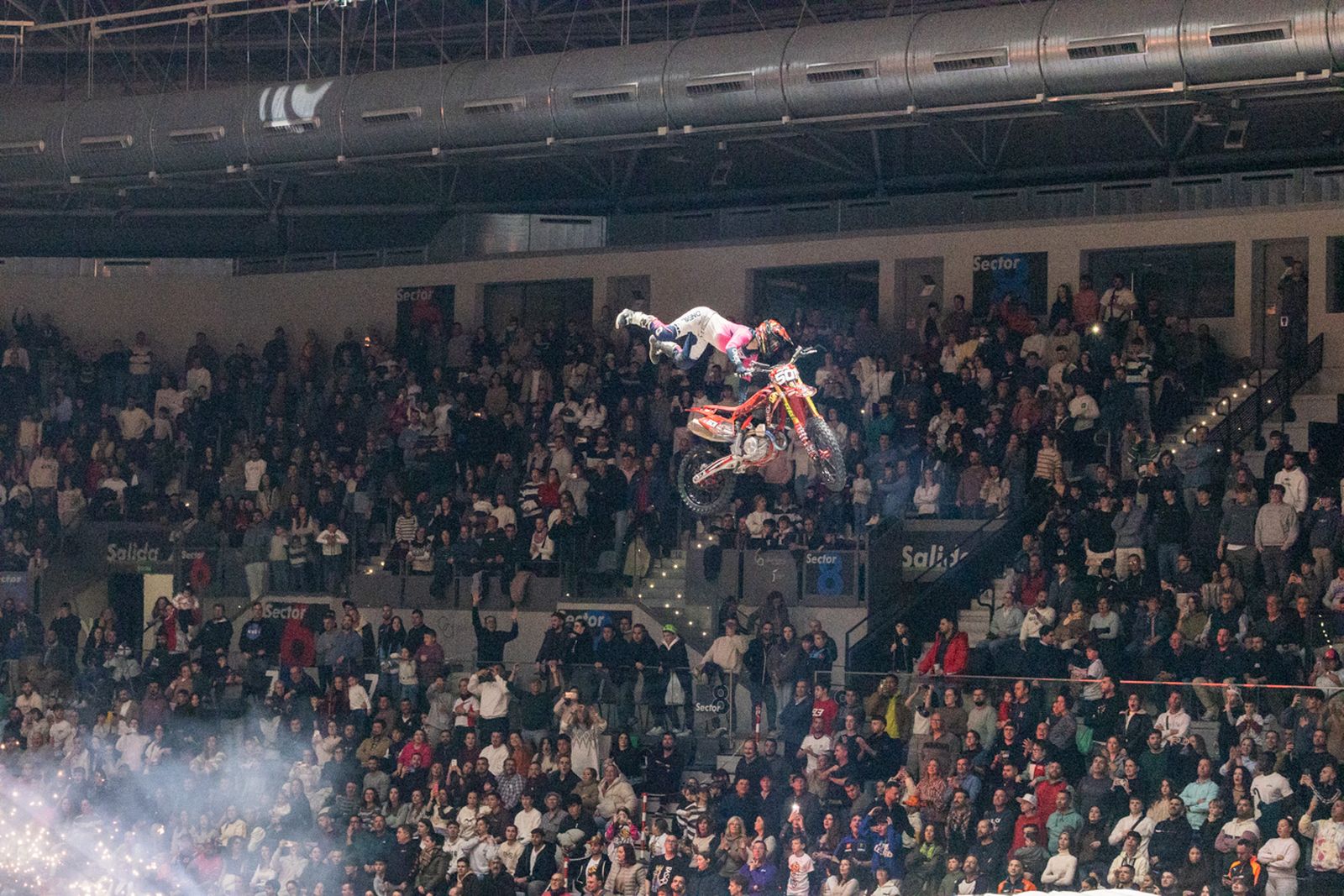 En imágenes: el Olivo Arena vibra con piruetas y motor en estado puro en el Soloflow Freestyle (2)