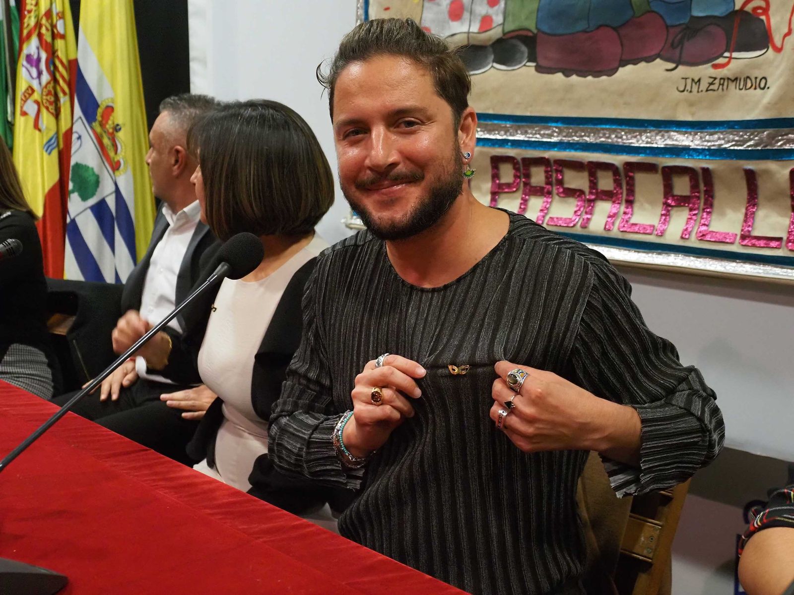 Manuel Carrasco regresa a su Isla Cristina para recibir el Galardón de la Peña Pasacalles, en imágenes