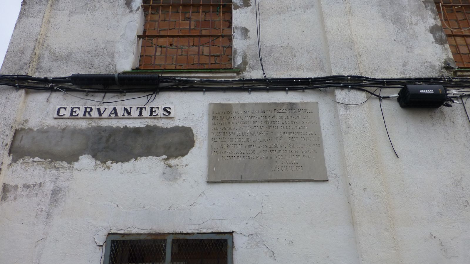 La fachada del muro de José Antonio,  cuando conservaba la placa conmemorativa.