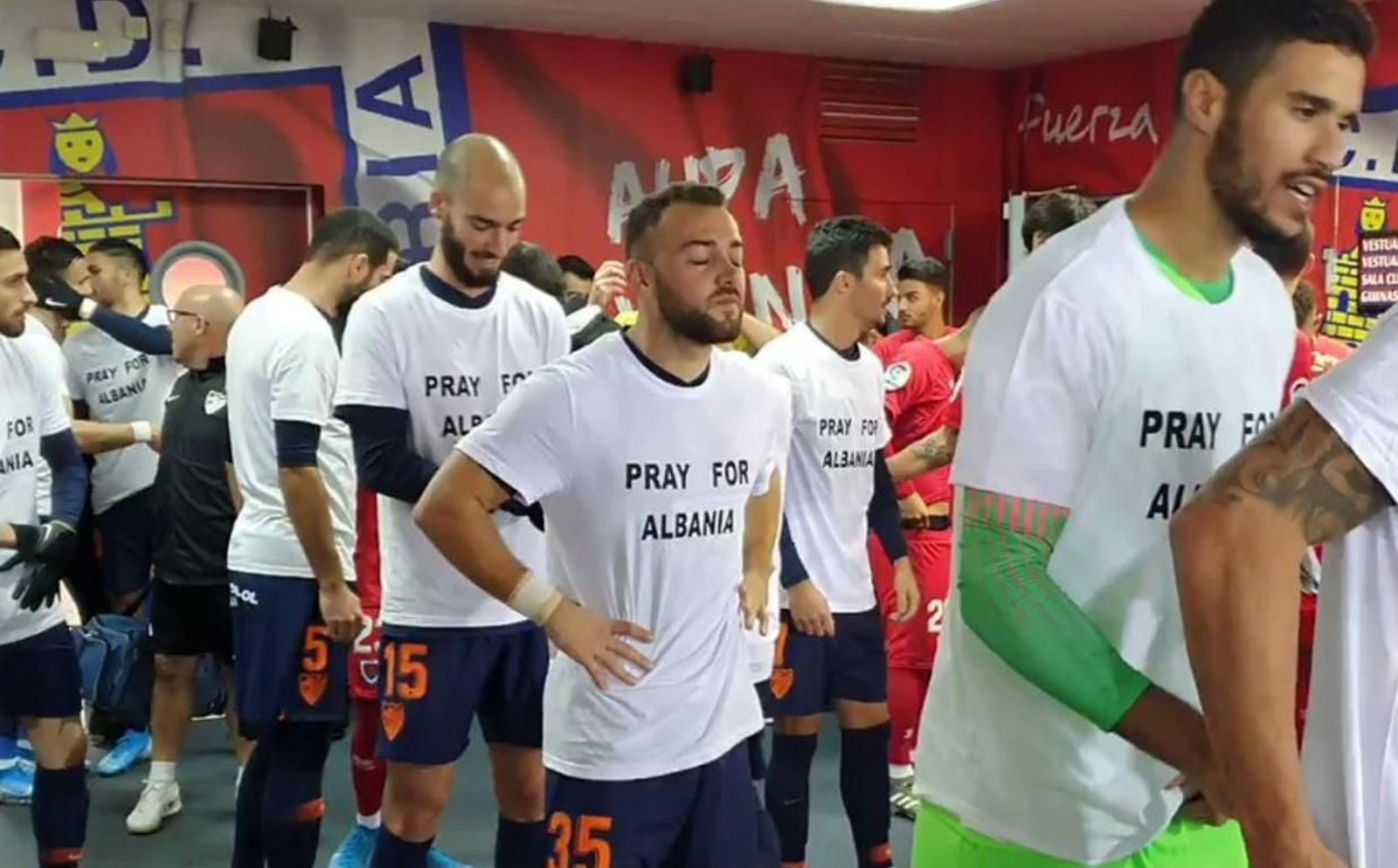 Los jugadores, con la camiseta de solidaridad con Albania.