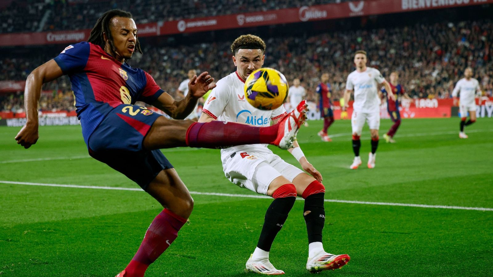 Koundé ante Ruben Vargas.