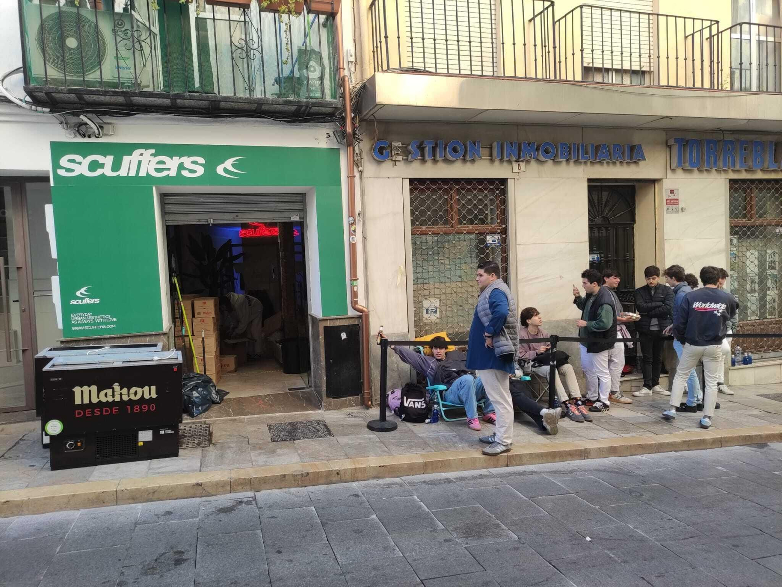 Colas para la apertura del pop-up de la marca Scuffers en el centro de Málaga.