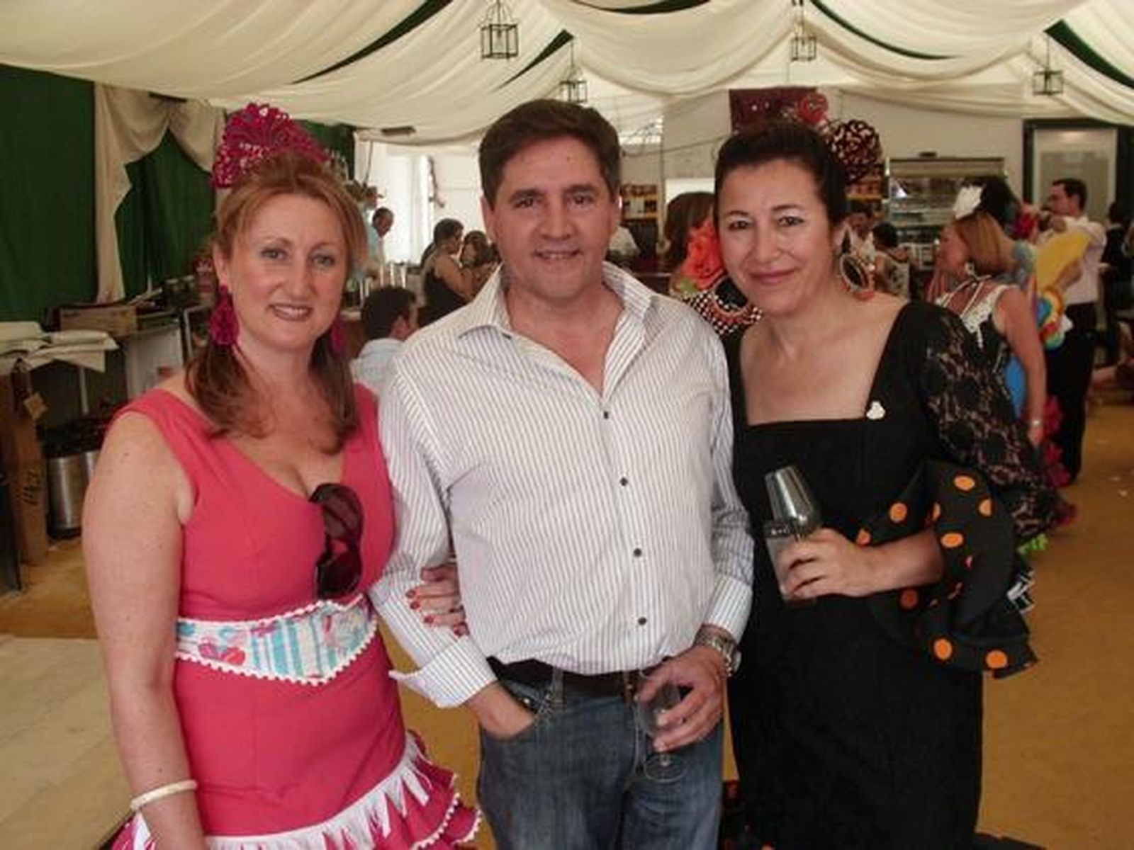 Tily Santiago y su marido José Ramón Invernón, junto a Isa Suárez en la caseta Amigos del Diario.