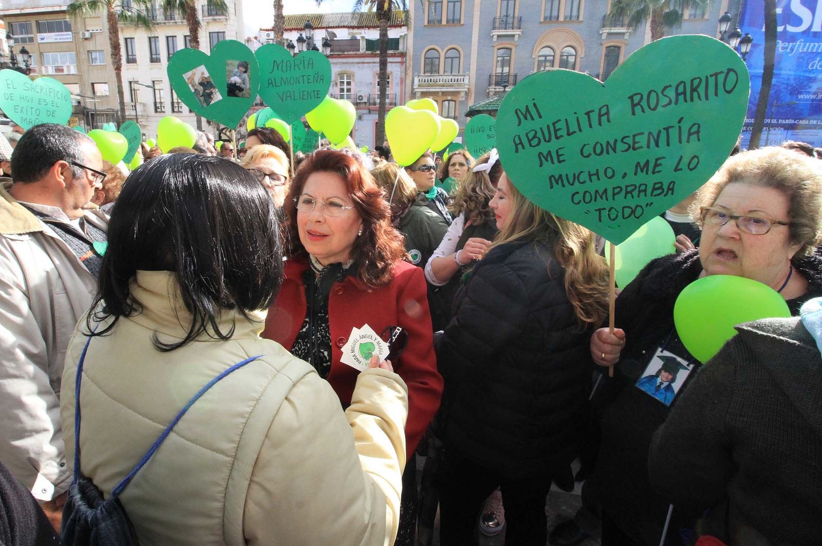 Imágenes de la concentración en la Plaza de las Monjas pidiendo justicia para las víctimas del doble crimen de Almonte