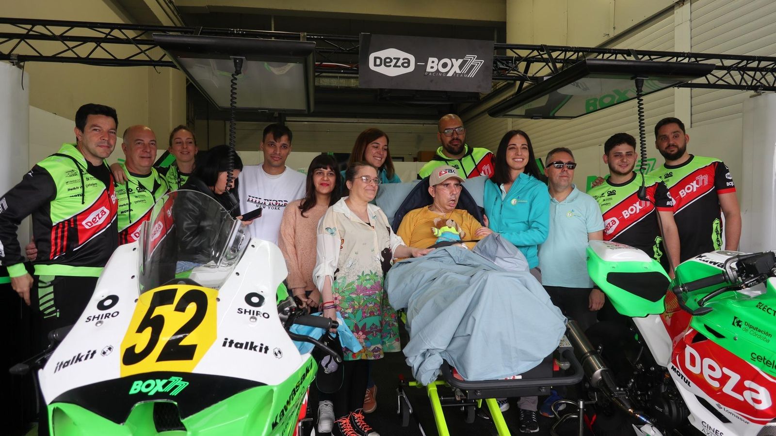 Manuel, junto a los pilotos, familia y sanitarios, este sábado en el Circuito de Jerez.