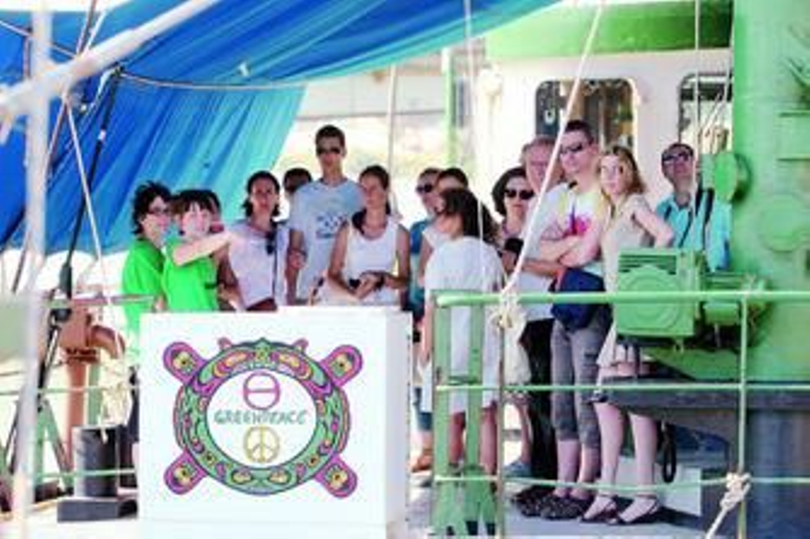 Una voluntaria de Greenpeace ofrece explicaciones a los visitantes del 'Rainbow Warrior'.