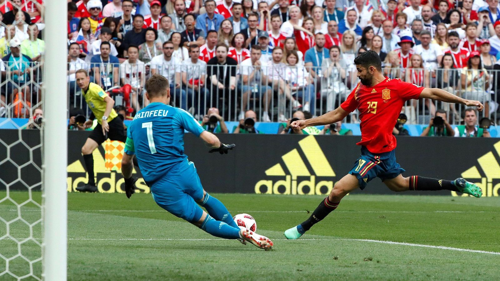 Costa dispara ante el portero ruso.