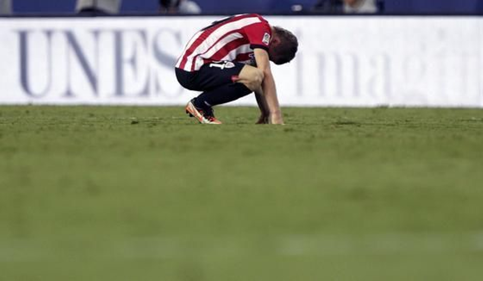 El Málaga gana su tercer partido consecutivo en Liga gracias a un gol de Cazorla de falta (1-0). / EFE