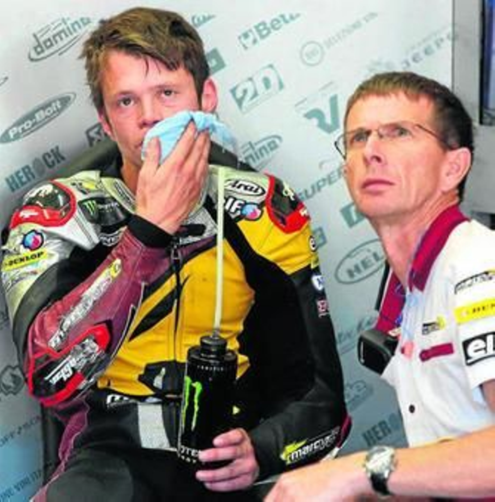 Tito Rabat, refrescándose en el box tras la caída que le impidió completar la primera tanda libre.