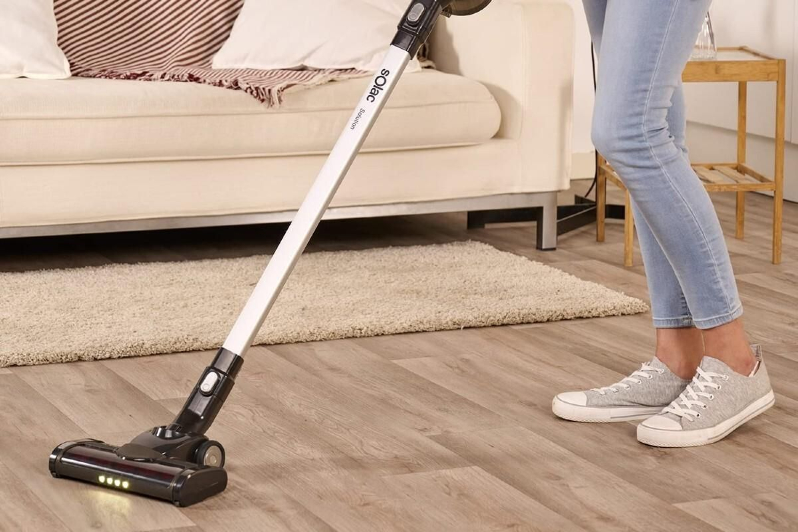 ¡Amazon tira la casa por la ventana y rebaja este aspirador escoba un 65%!