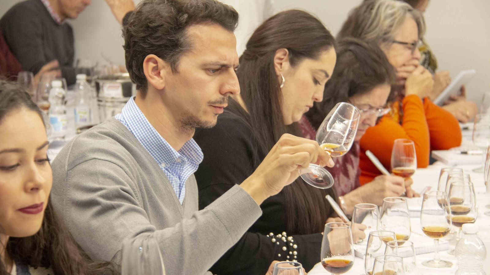 En esta ocasión la cata fue de brandies.