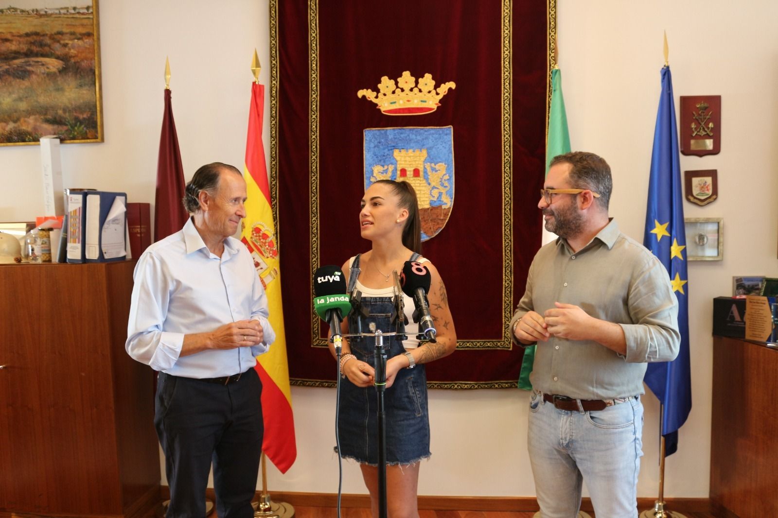 Nerea López conversa con el alcalde y el concejal Federico Díaz.