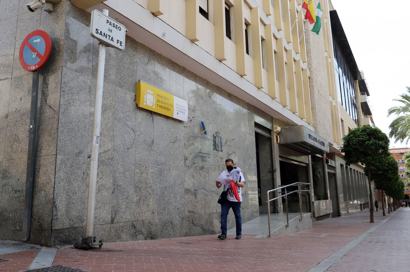 Delegación en Huelva de la Agencia Tributaria en la mañana de ayer.