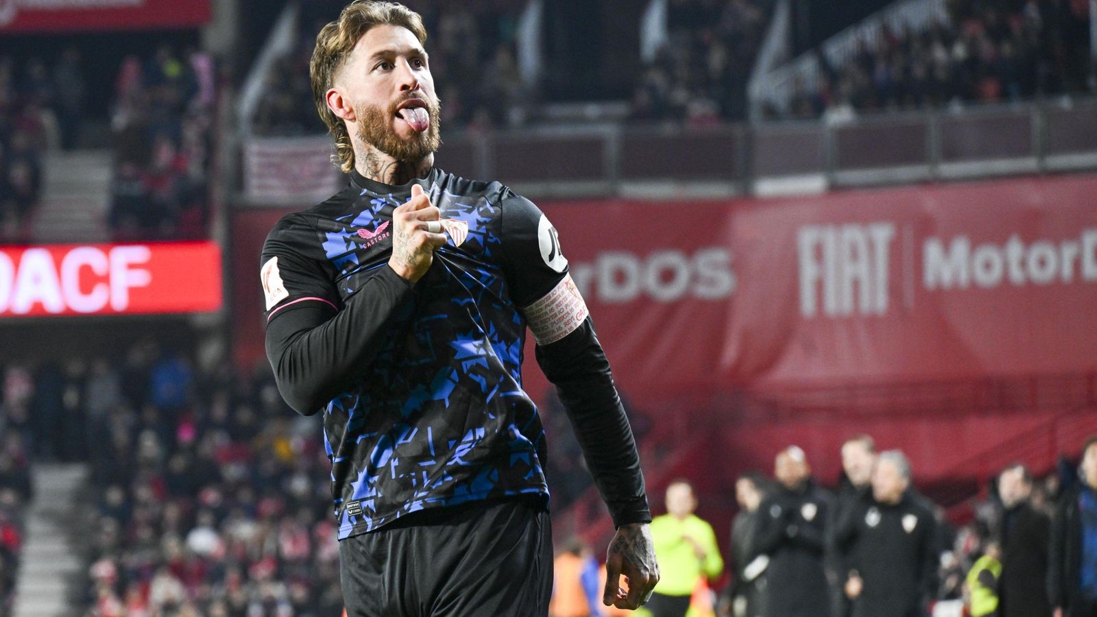 Sergio Ramos muestra orgulloso a su afición el escudo del Sevilla tras marcar el 0-3.
