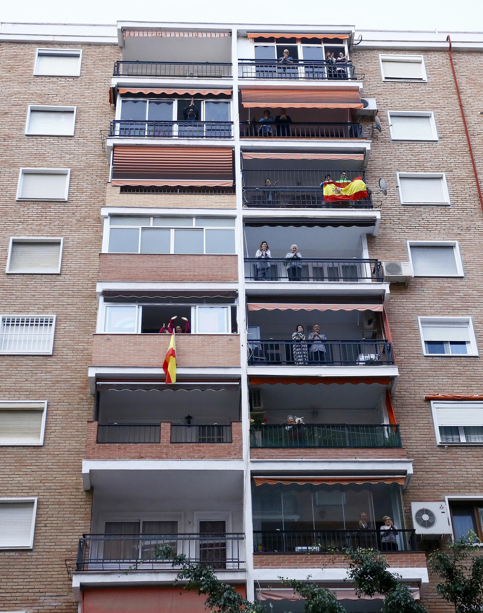 Coronavirus: El primer día de aplausos en Málaga en el que el sol aún no ha caído, en fotos