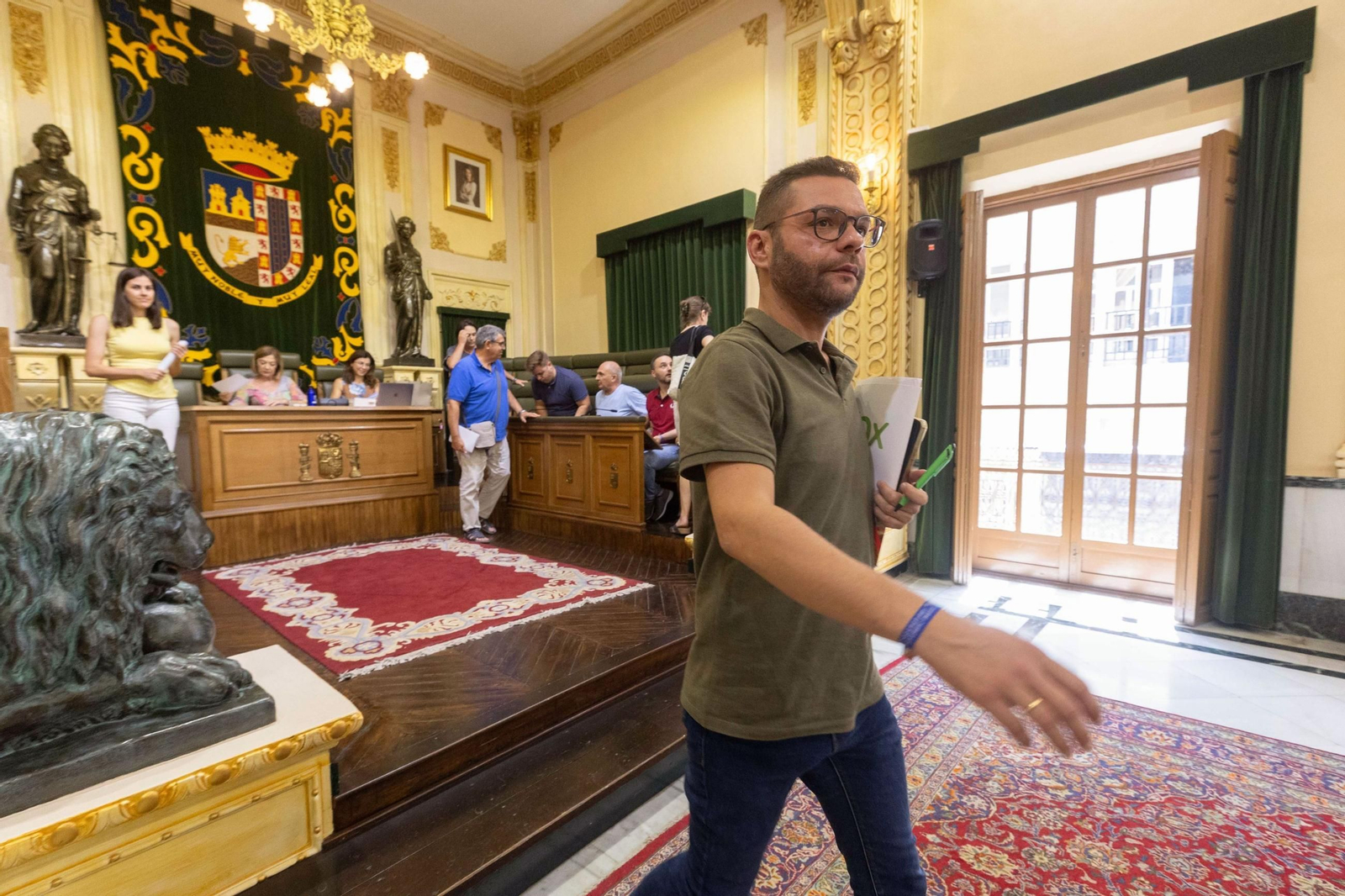 El concejal de Vox, Juan Agustín, durante el pleno del viernes en el Ayuntamiento de Jumilla (Murcia).