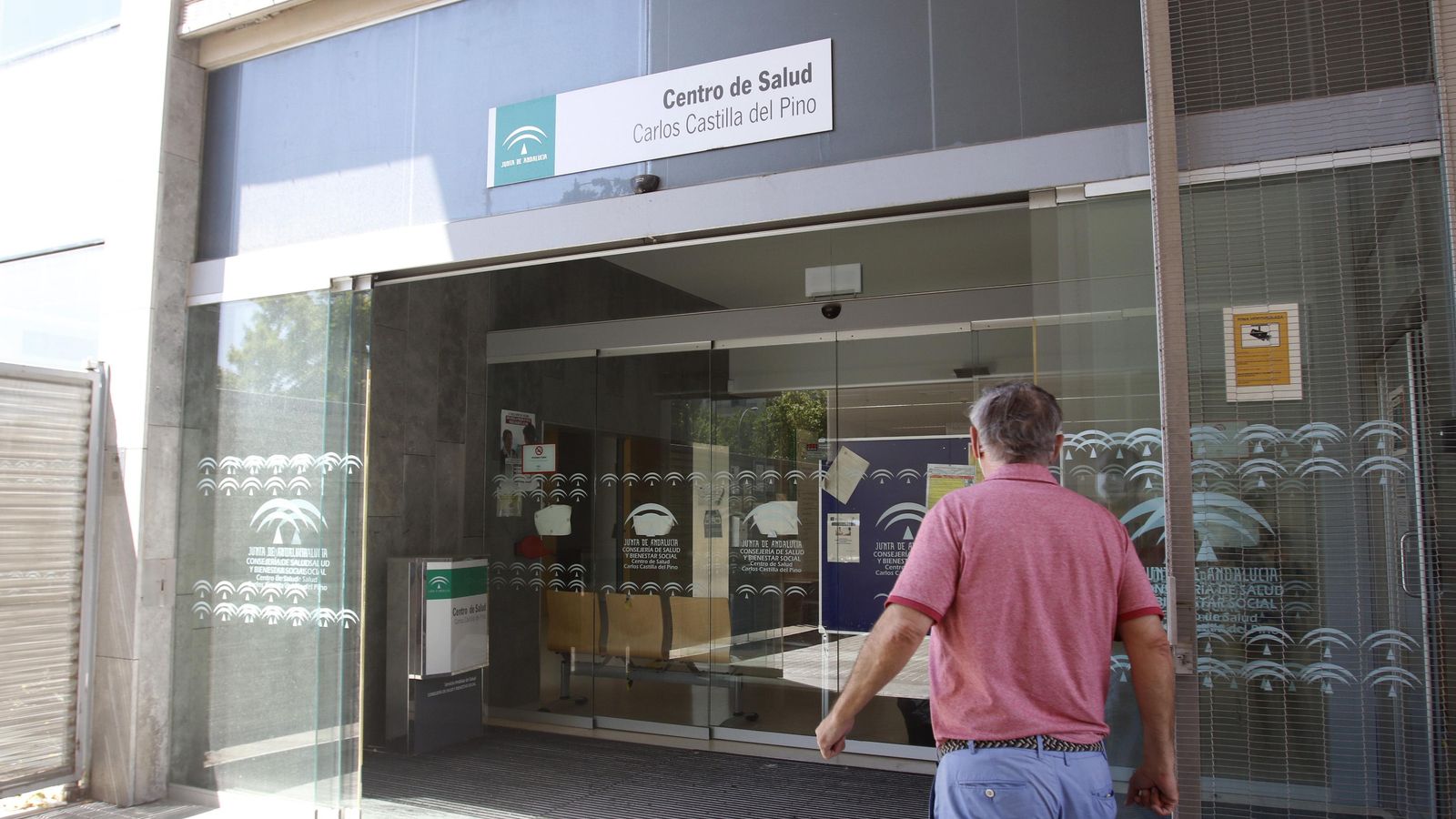 Entrada al centro de salud Carlos Castilla del Pino.