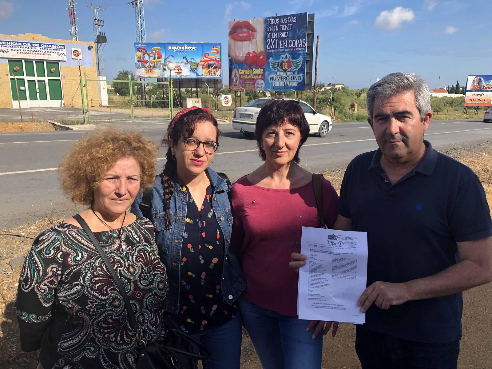 Representantes de varios colectivos de la localidad con la propuesta que remitirán al pleno municipal.