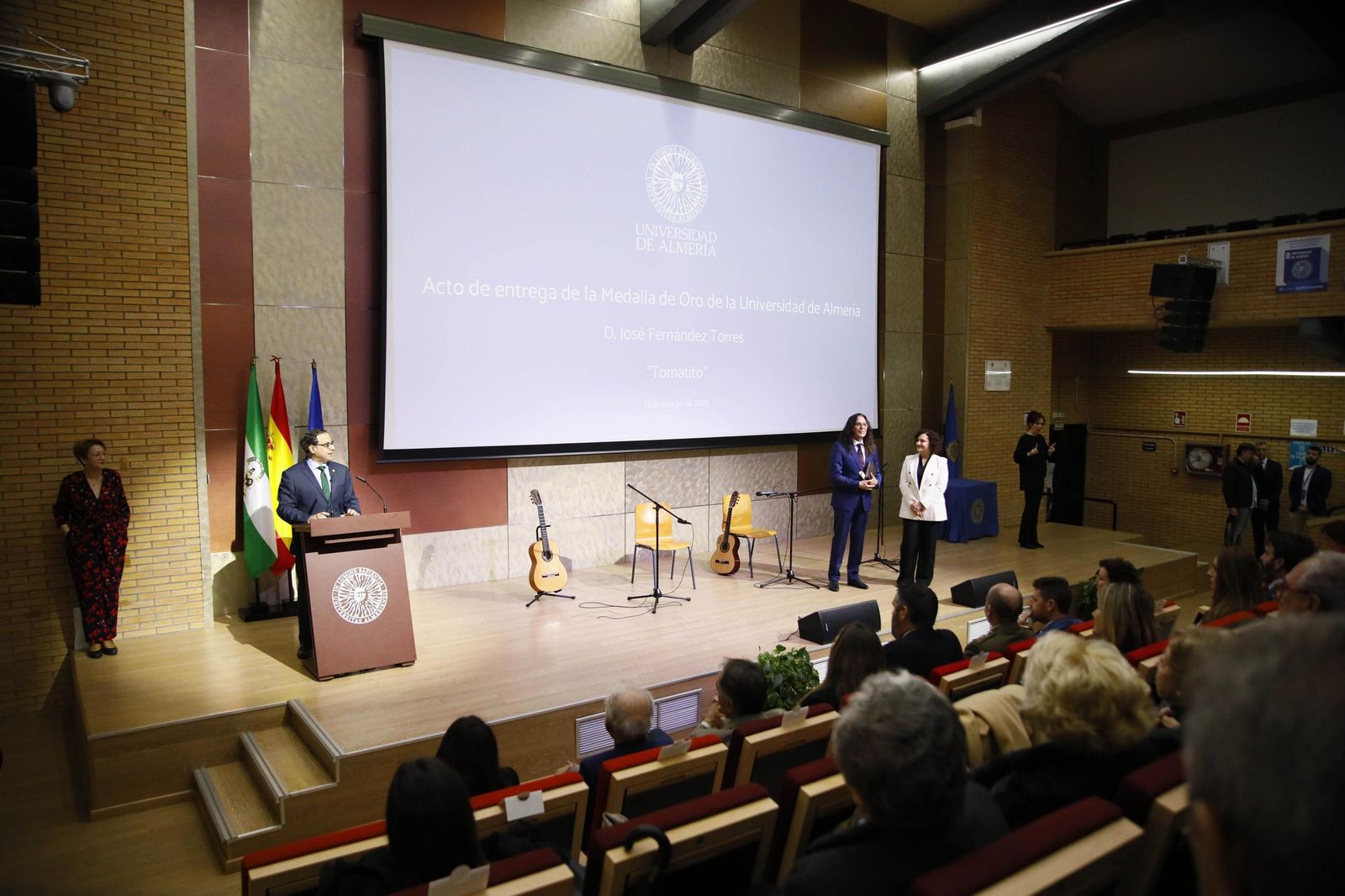 Las imágenes del acto de entrega de la Medalla de Oro a José Fernández Torres Tomatito, en la Universidad de Almería
