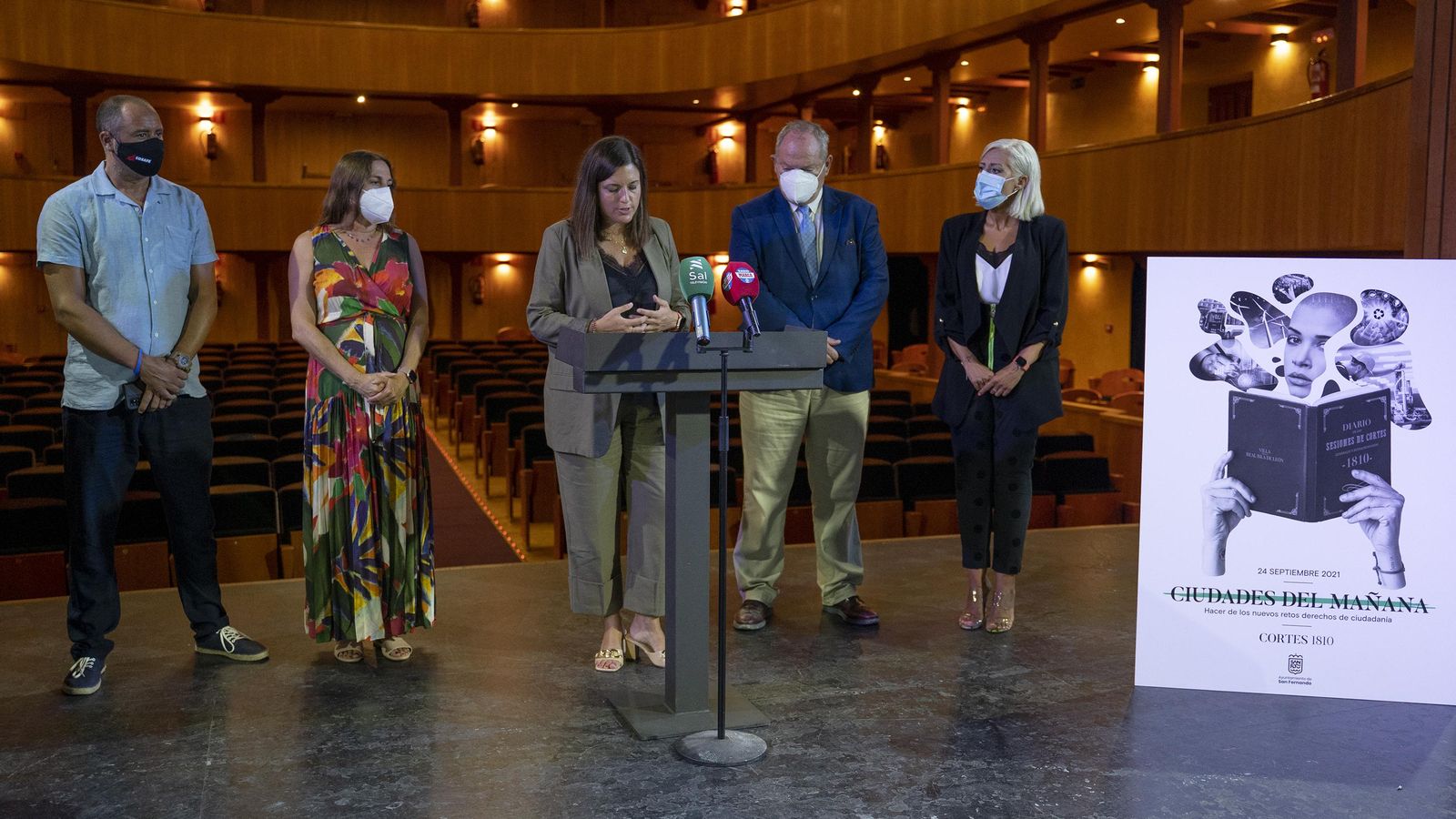 Cavada, invitados al acto y otros concejales, junto al cartel anunciador del 24 de Septiembre.