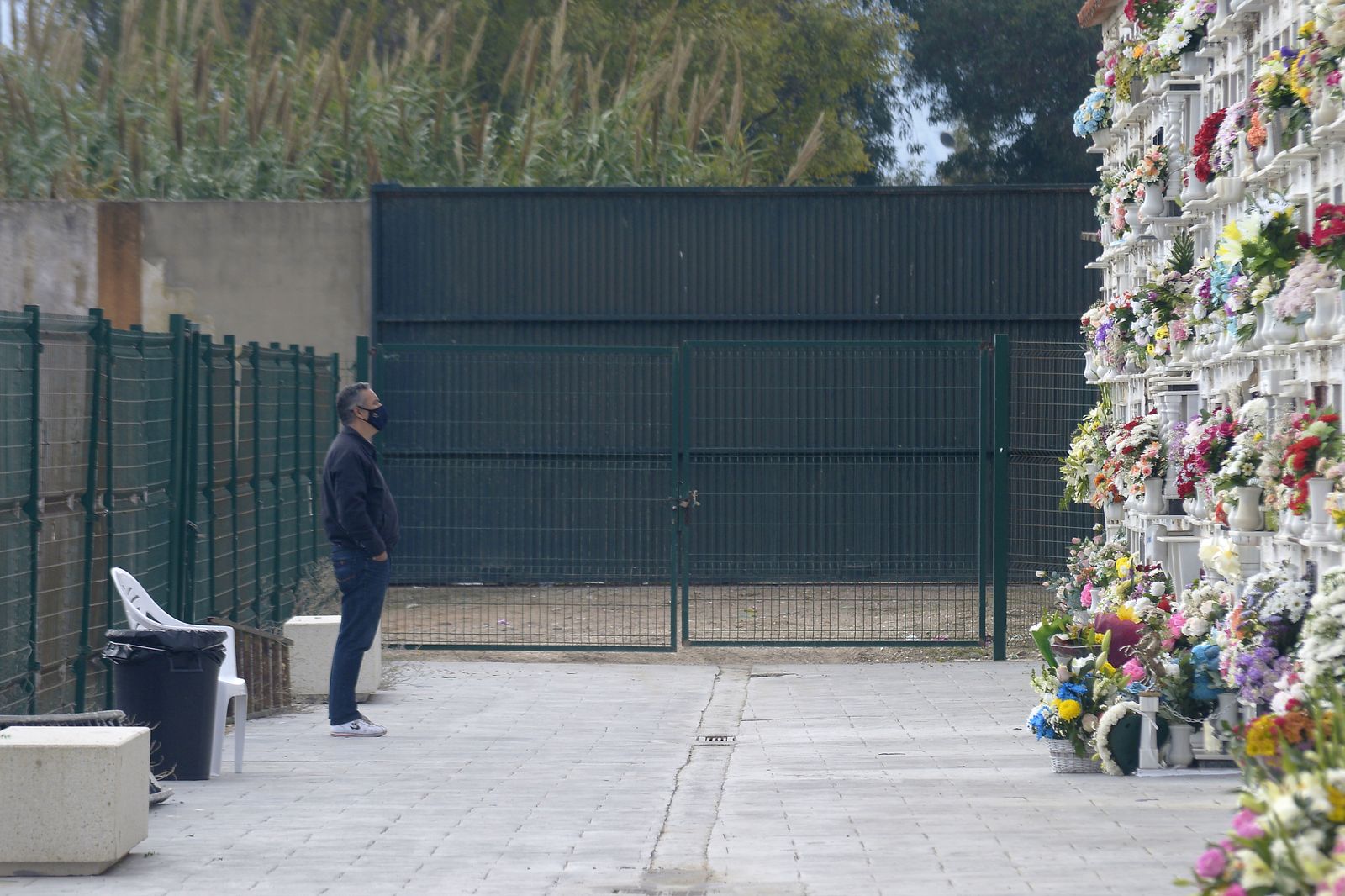 Fotos del cementario de La Línea en el día de los  difuntos