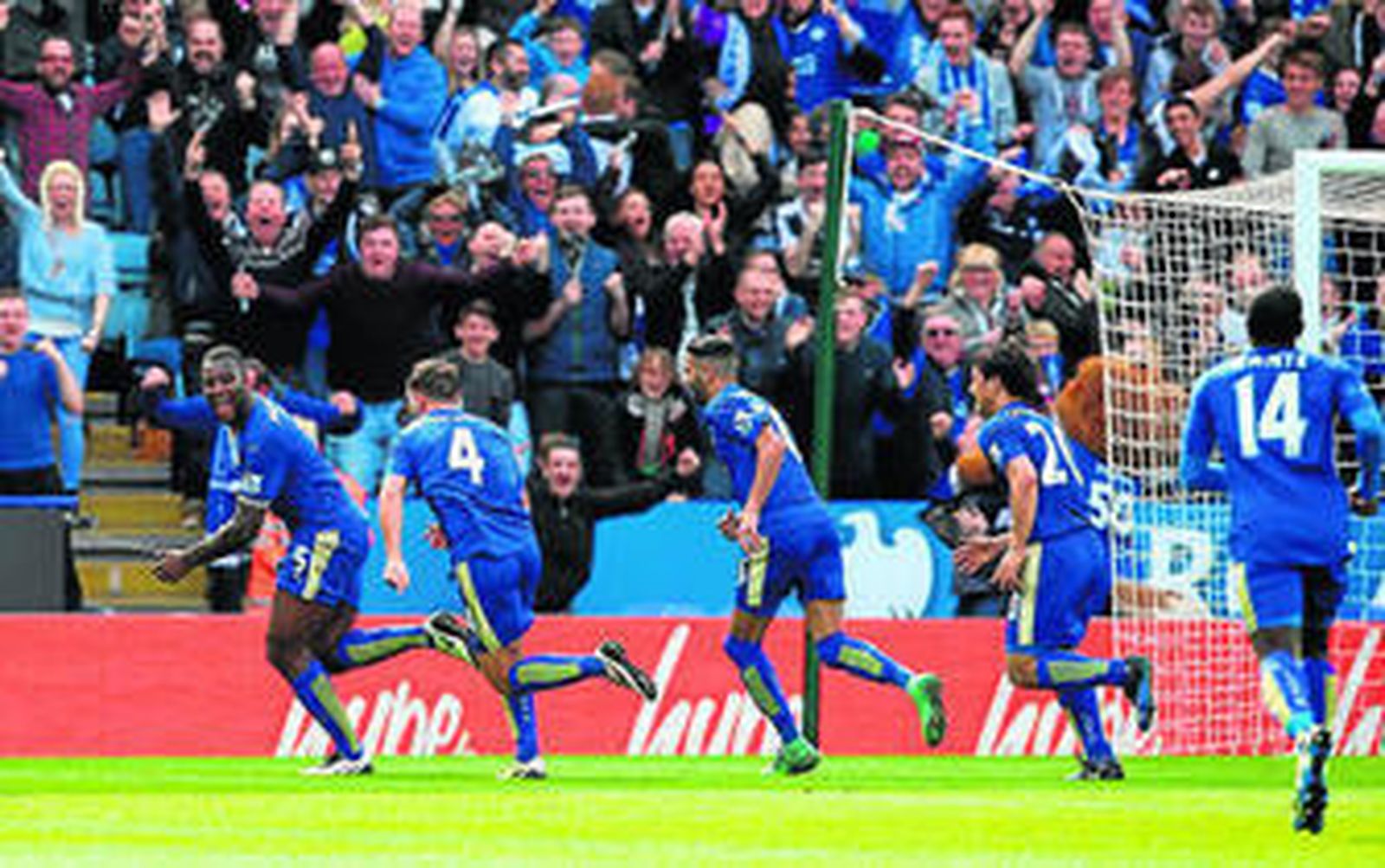 Morgan es perseguido por sus compañeros tras anotar el tanto del triunfo.