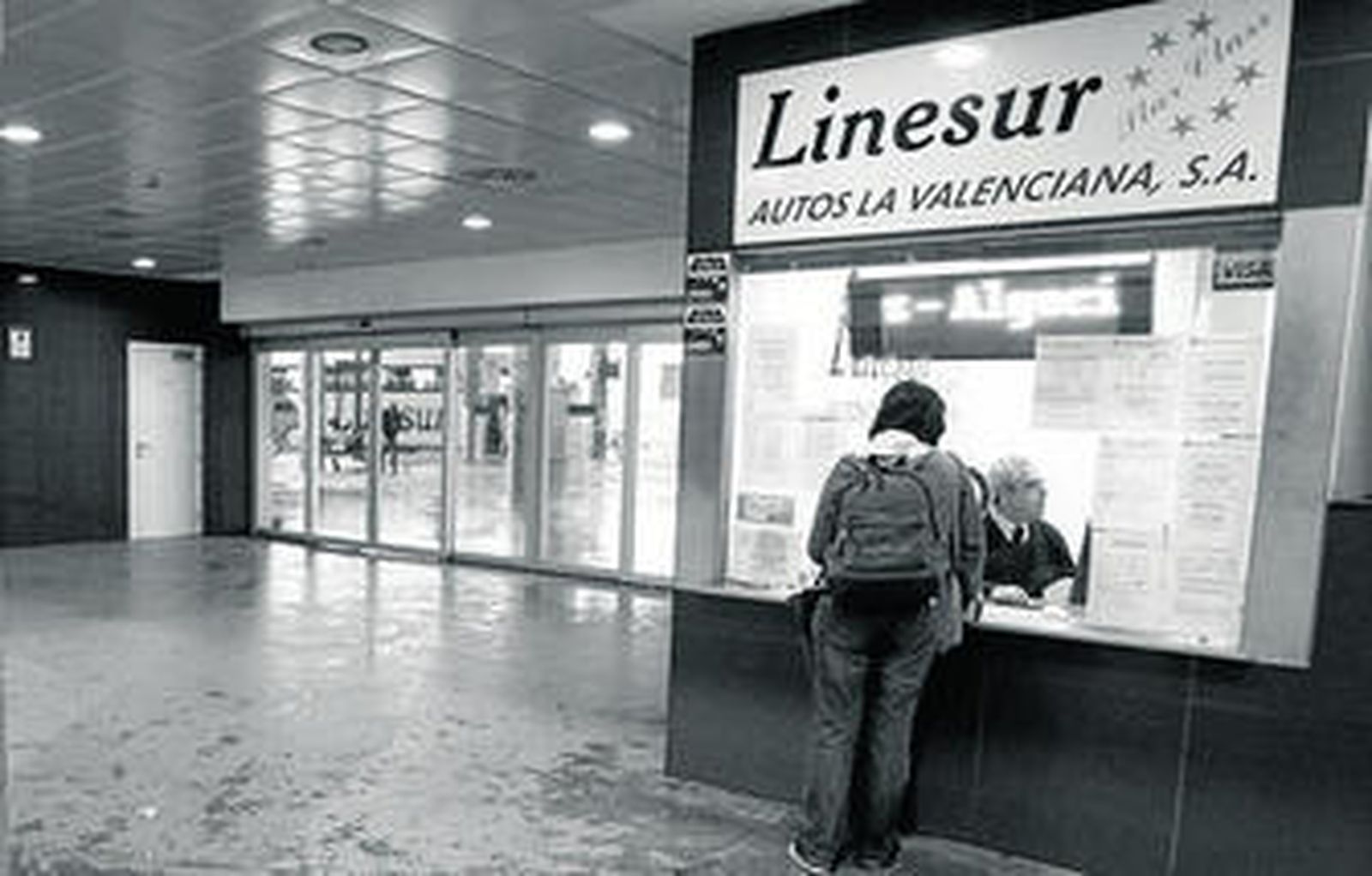 Ventanilla de la empresa Linesur en la estación de autobuses.