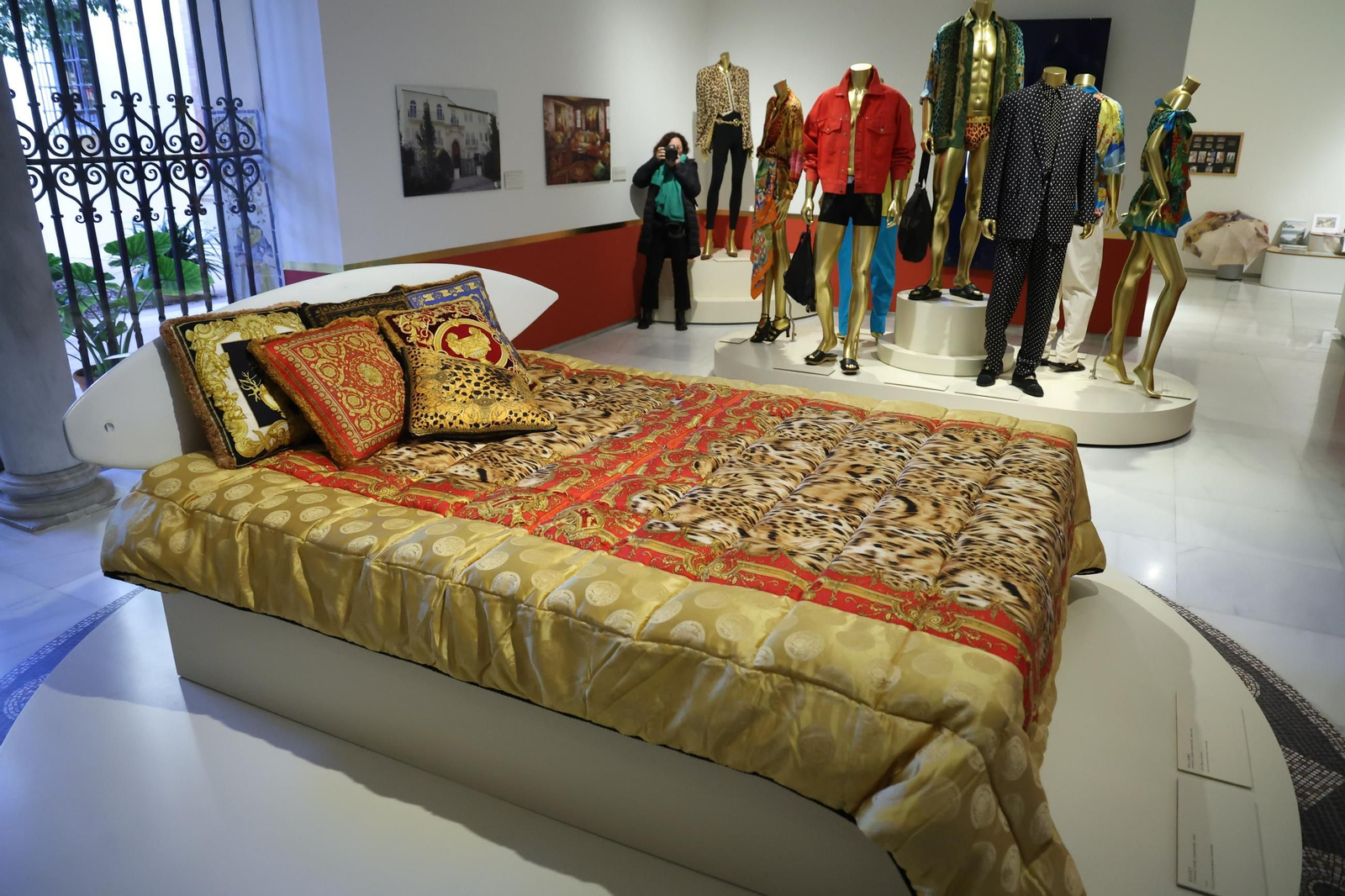 Todos los detalles de la exposición de Versace en Málaga, en imágenes