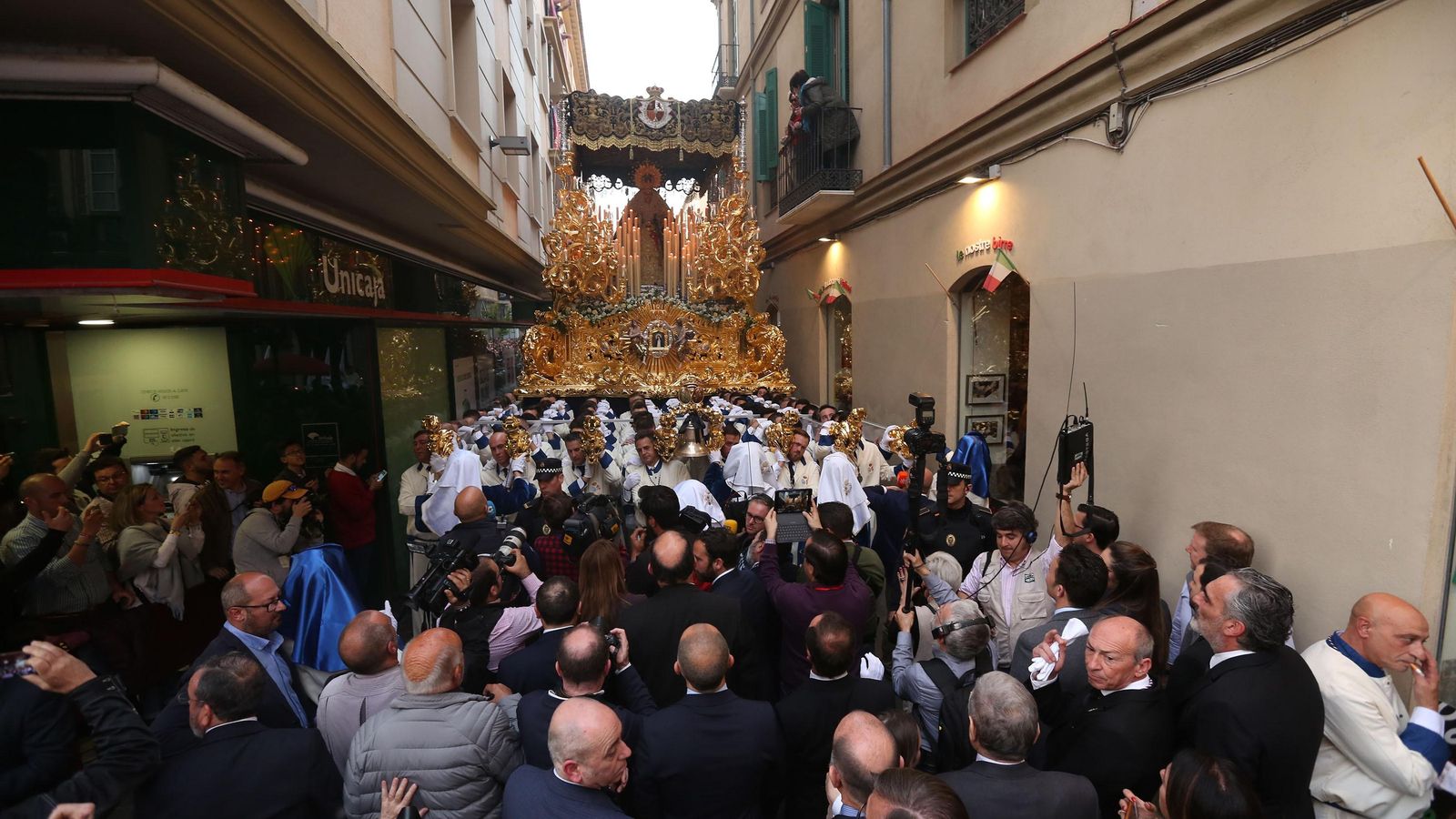 La Paloma, tras salir de su capilla en la plaza de San Francisco.