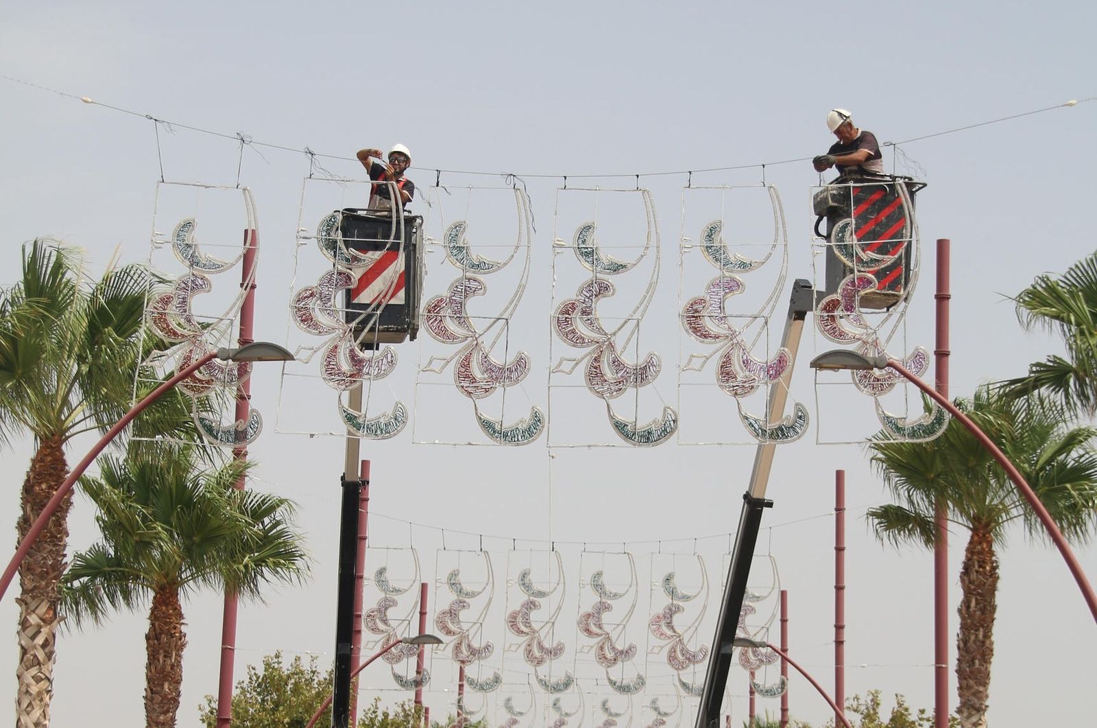 Instalación del alumbrado extraordinario en el Recinto Ferial el pasado año.