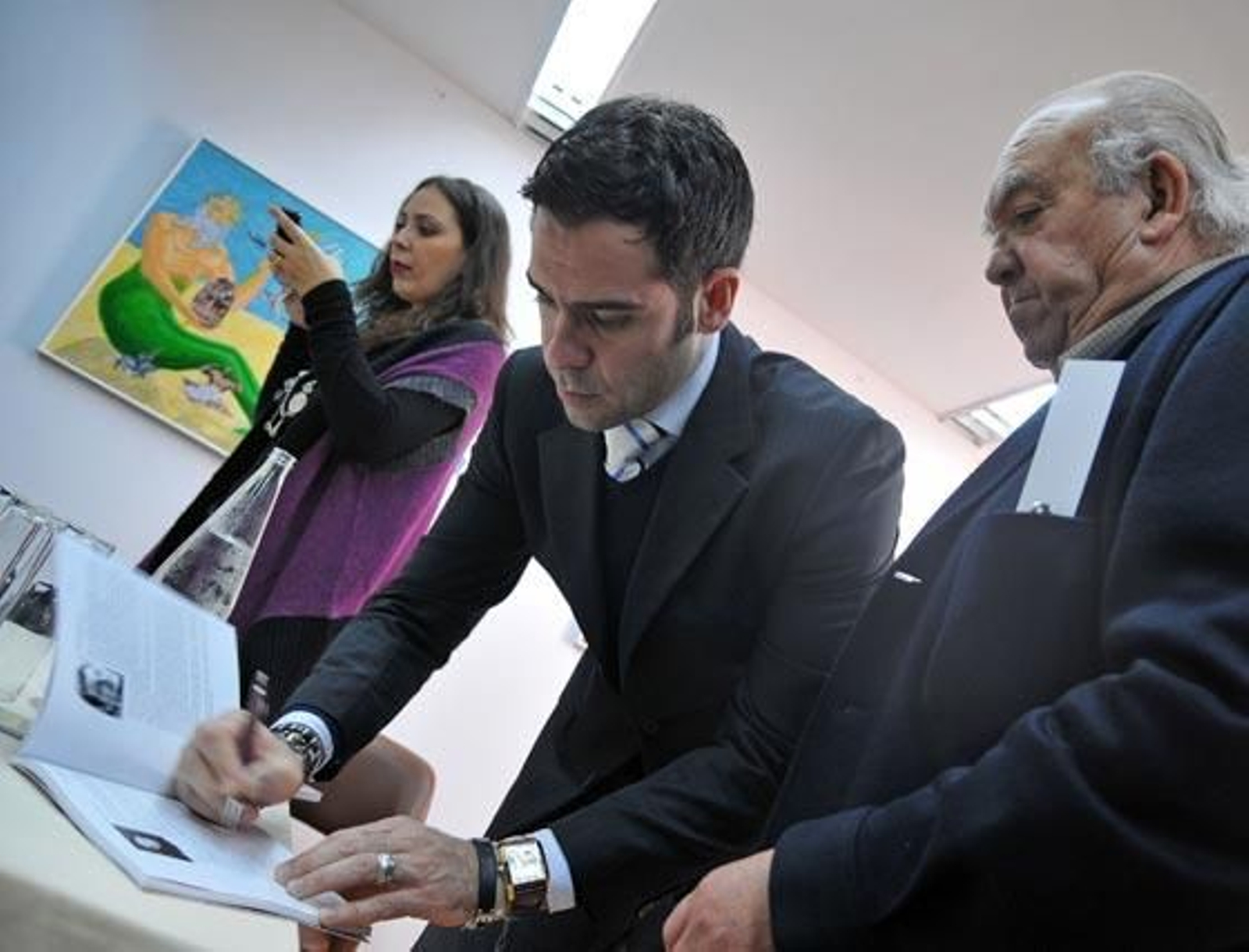 El tenor jerezano Ismael Jordi firma un libreto a un aficionado.  

Foto: Manuel Aranda
