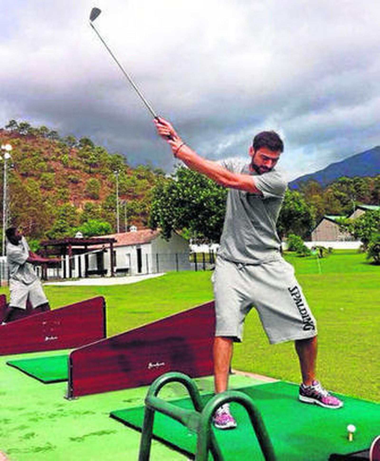 Kostas Vasileiadis golpea la bola en el campo de golf.