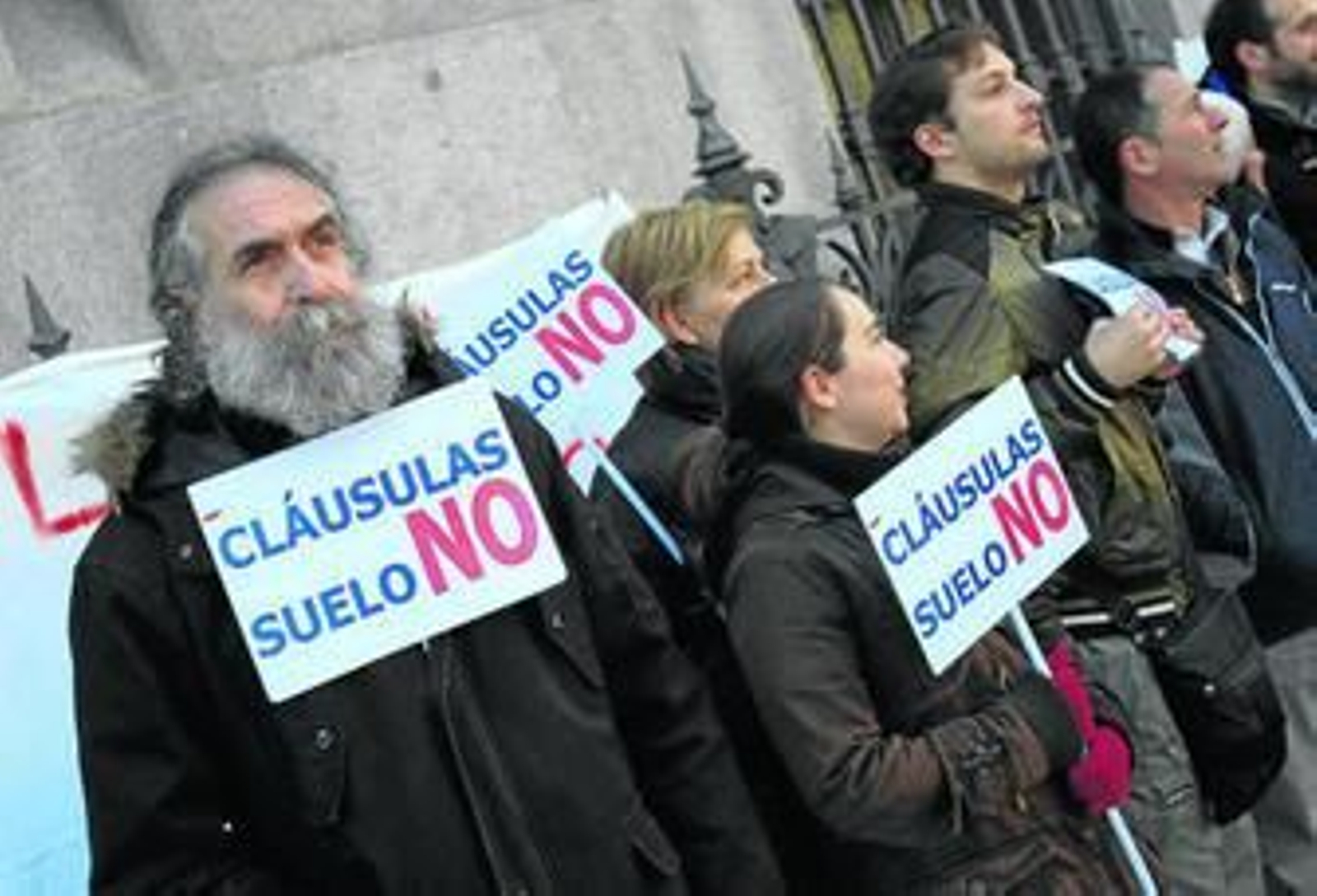 Imagen de archivo de miembros de una plataforma de afectados por las cláusulas suelo manifestándose.