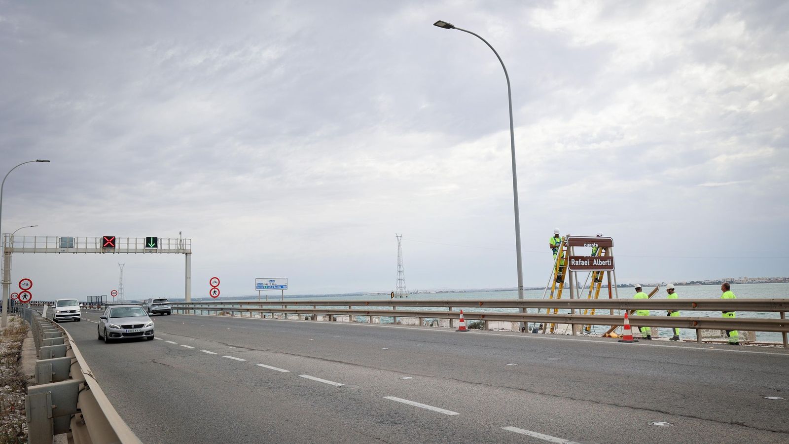 Trabajos de instalación de la nueva señalética del puente Rafael Alberti.